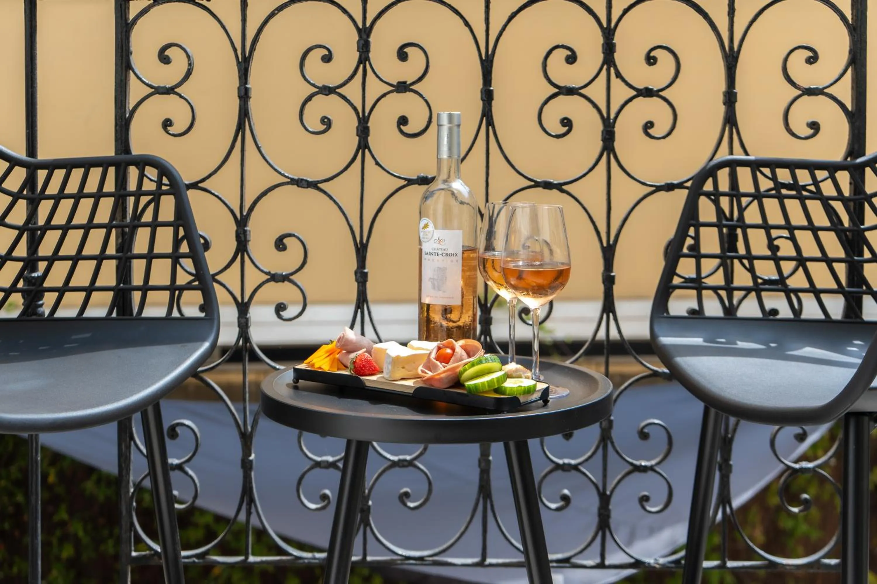 Balcony/Terrace in Hôtel de France, un hôtel AMMI