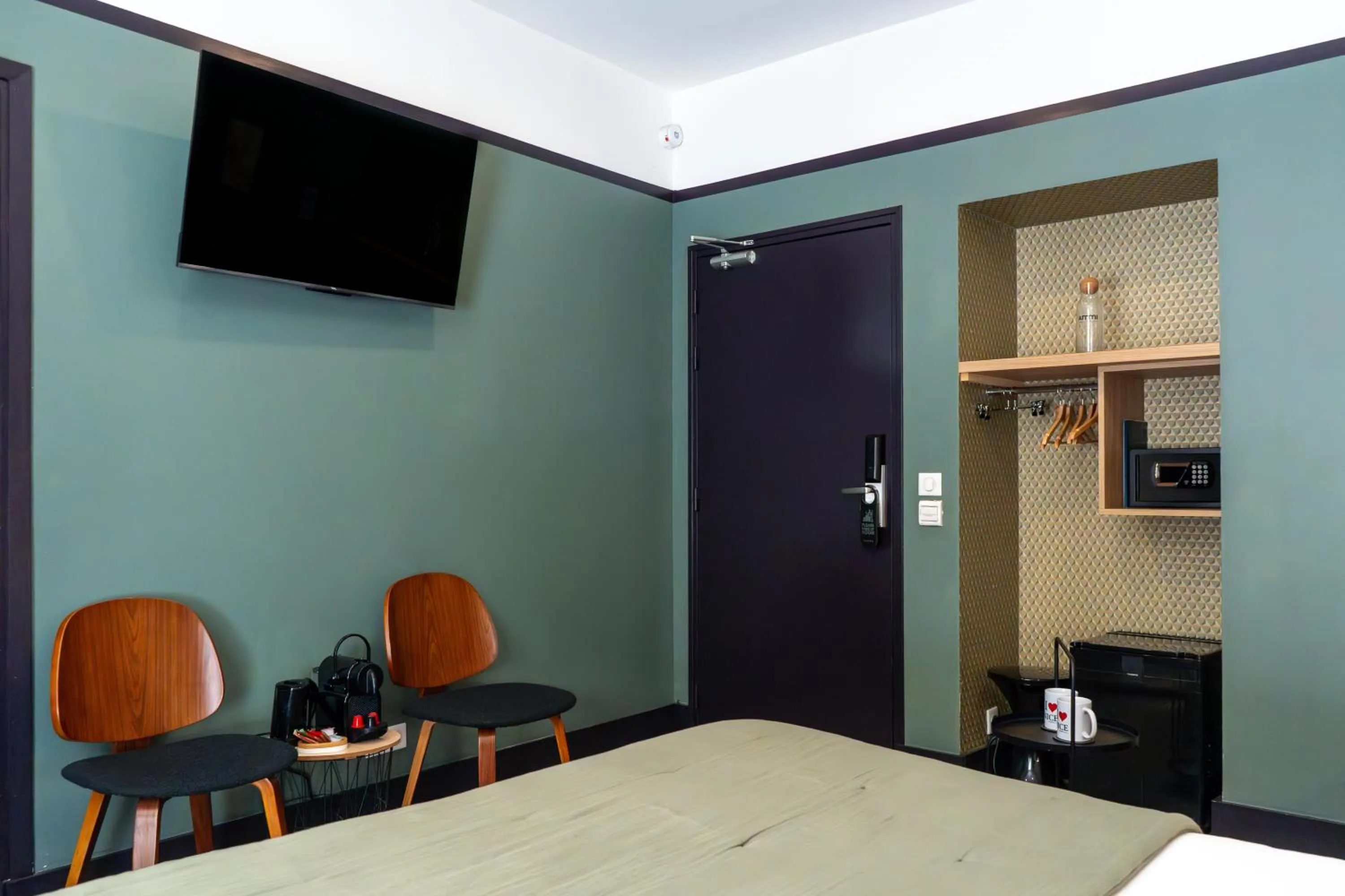 Photo of the whole room, Bed in Hôtel de France, un hôtel AMMI