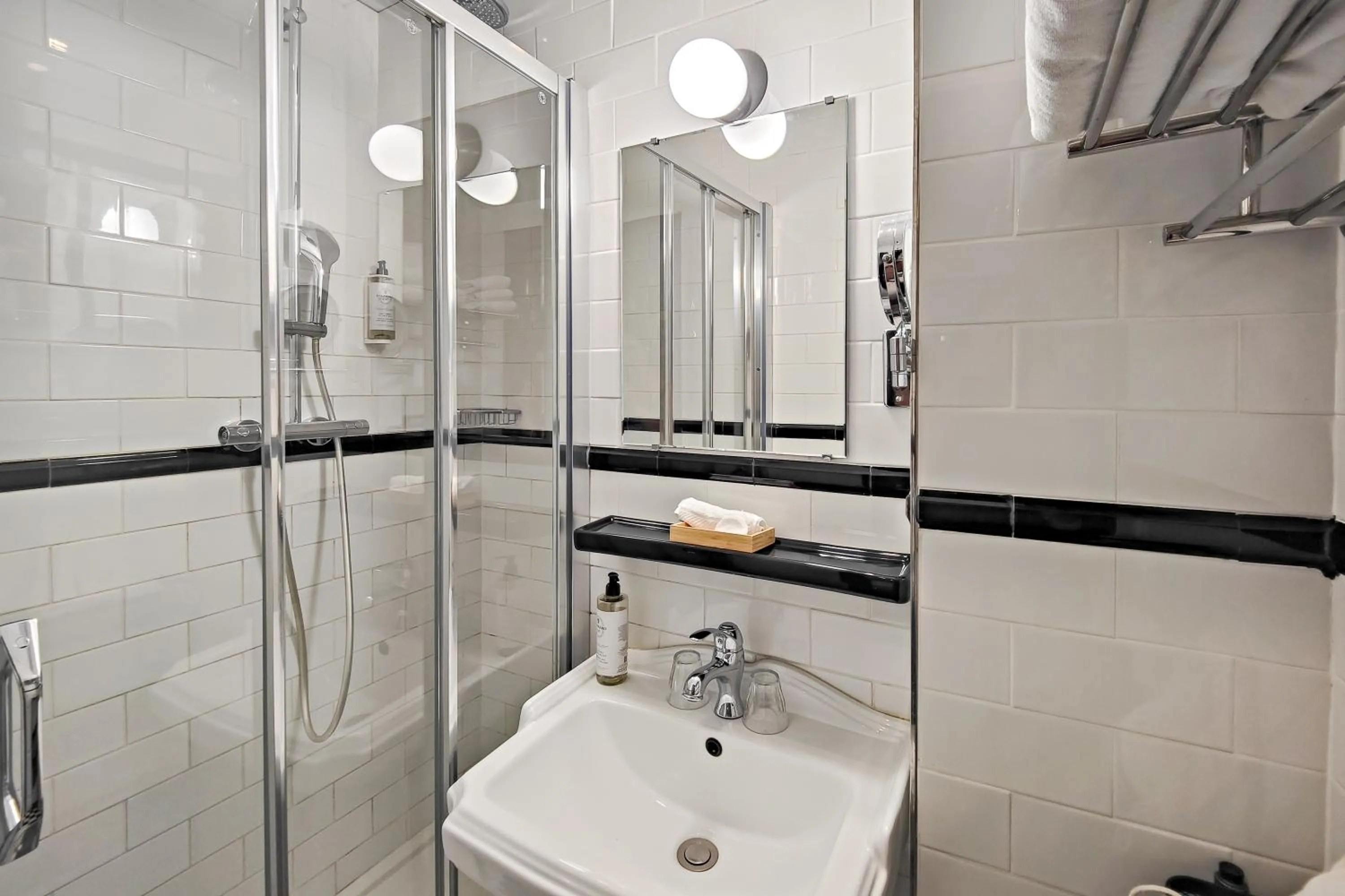 Bathroom in Hôtel de France, un hôtel AMMI