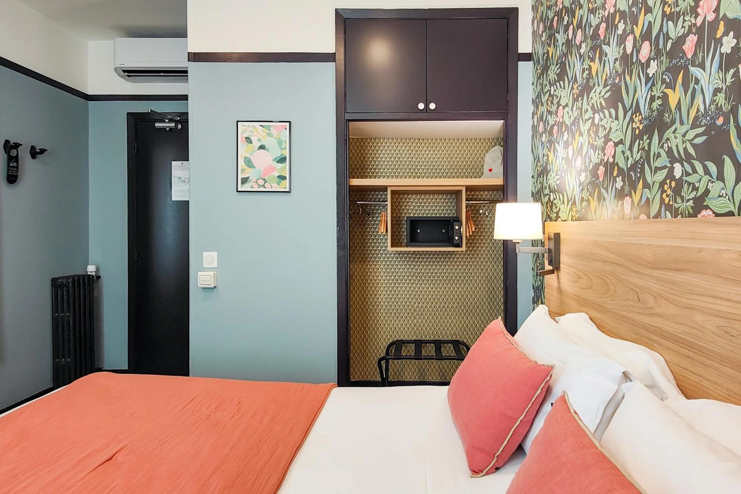 Photo of the whole room, Bed in Hôtel de France, un hôtel AMMI