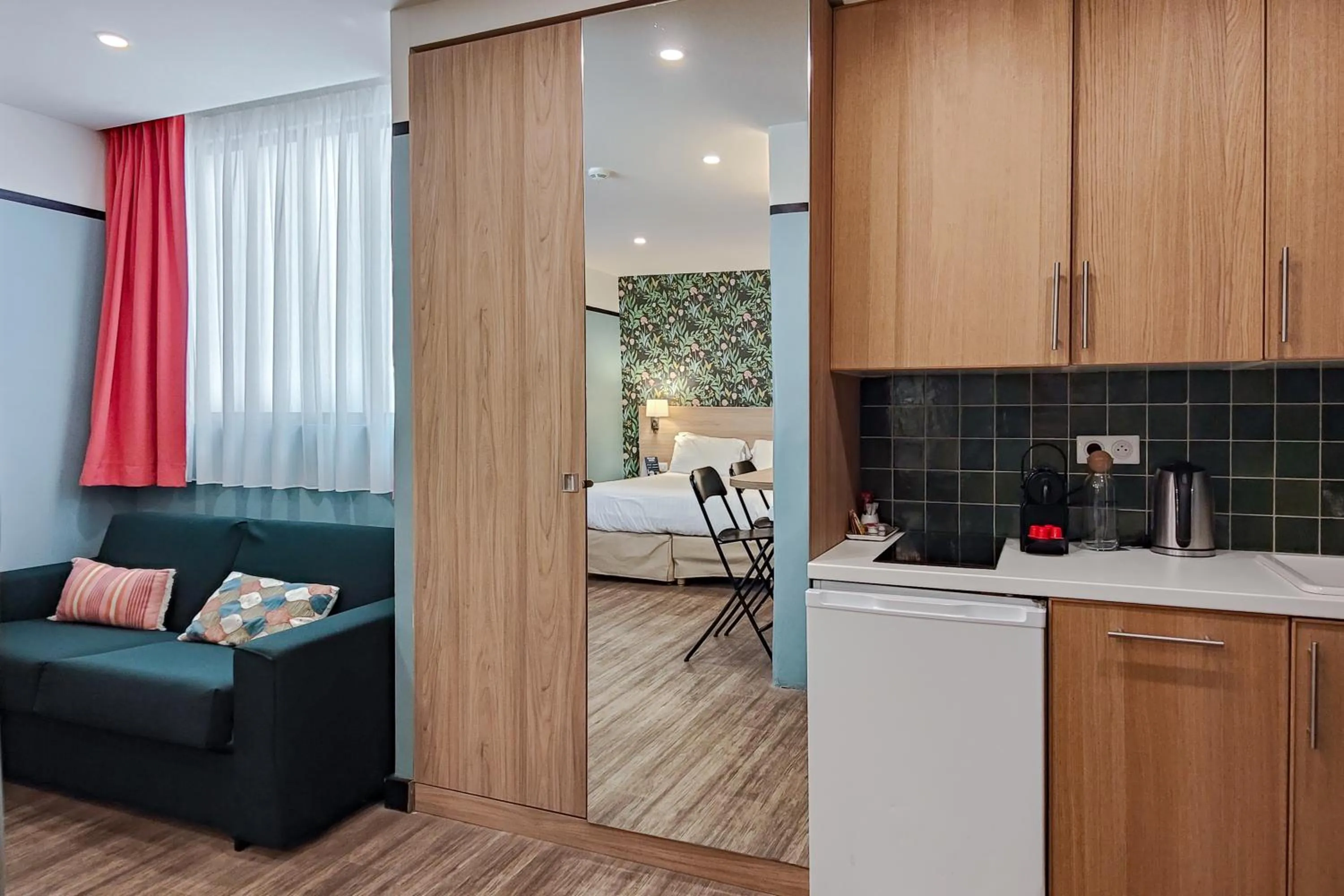 Kitchen or kitchenette in Hôtel de France, un hôtel AMMI