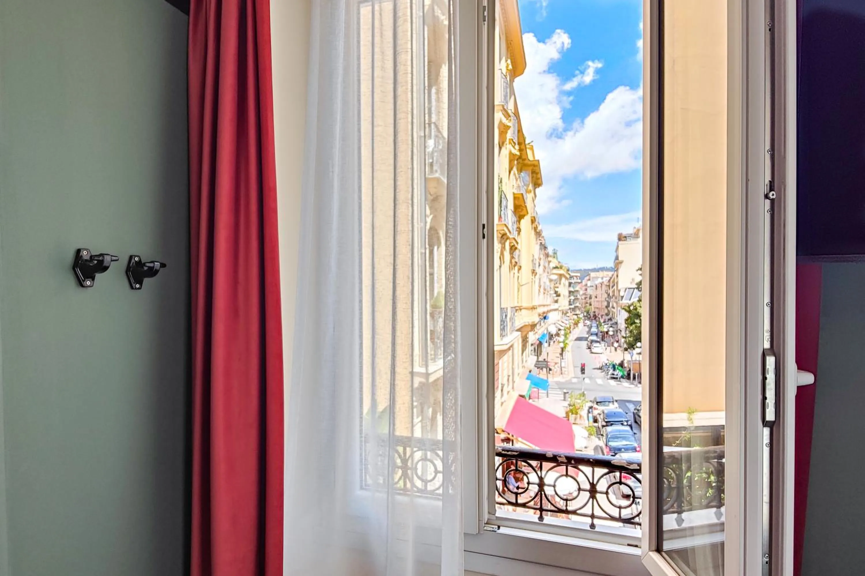 City view in Hôtel de France, un hôtel AMMI