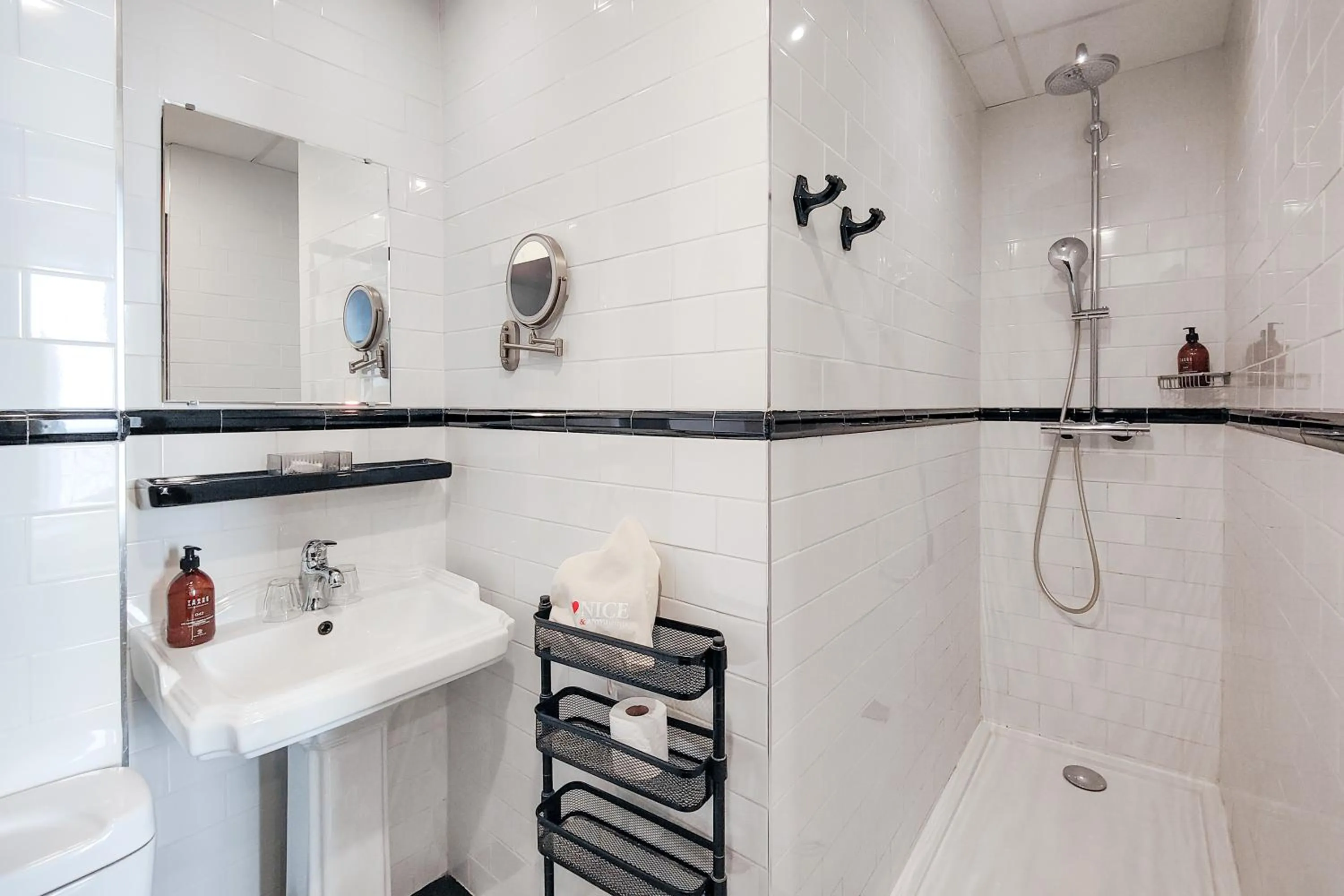 Bathroom in Hôtel de France, un hôtel AMMI