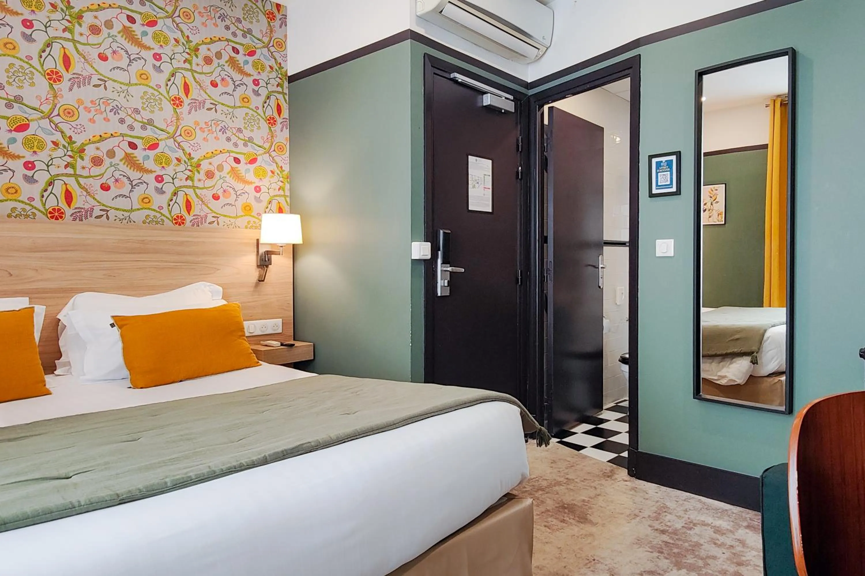 Photo of the whole room, Bed in Hôtel de France, un hôtel AMMI