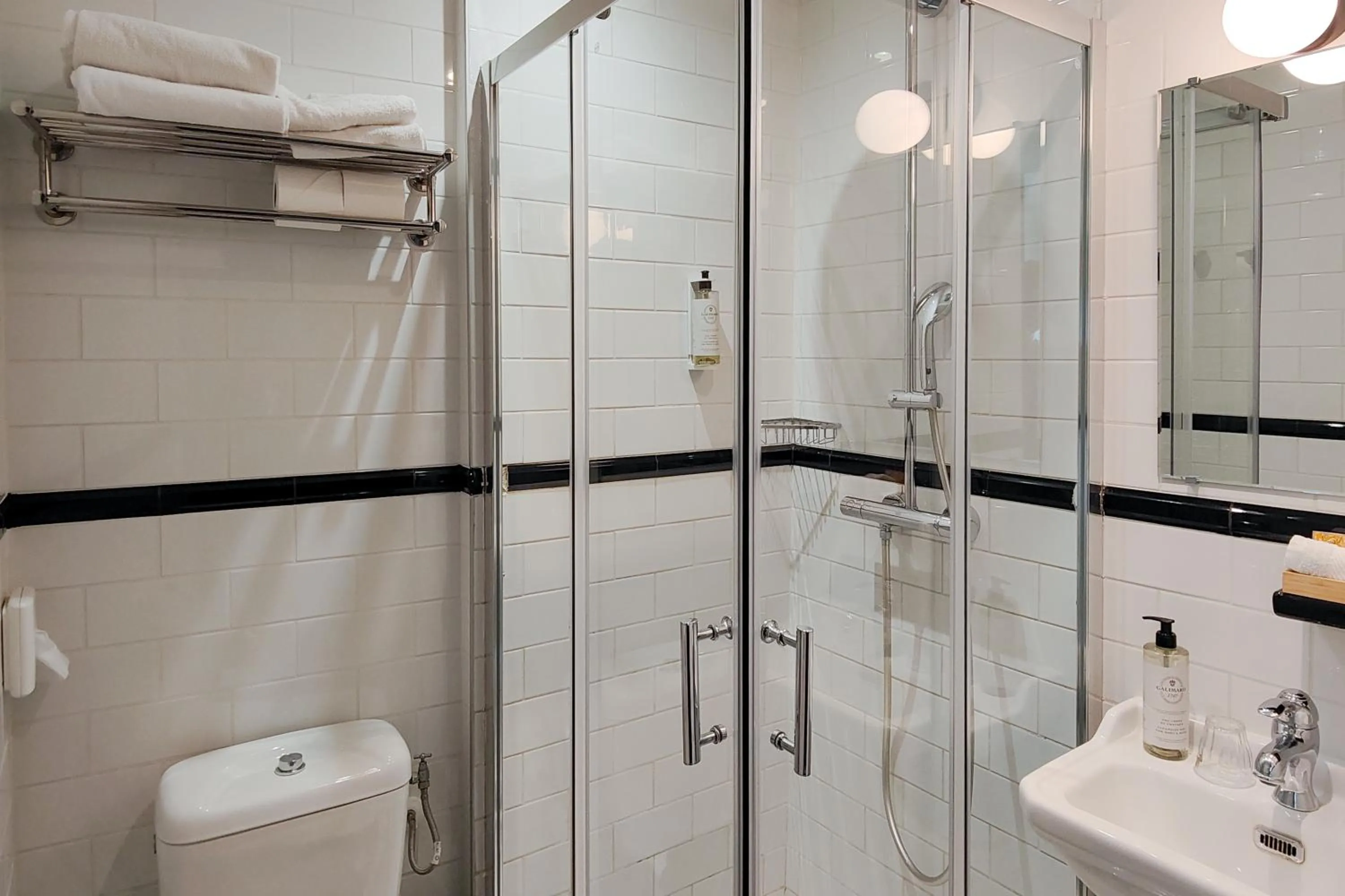 Bathroom in Hôtel de France, un hôtel AMMI