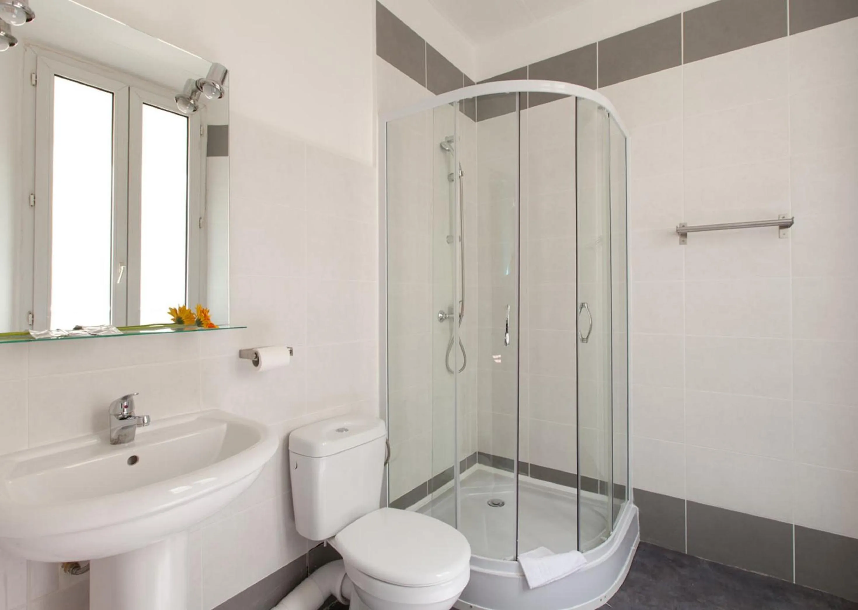 Bathroom in Hôtel de France, un hôtel AMMI