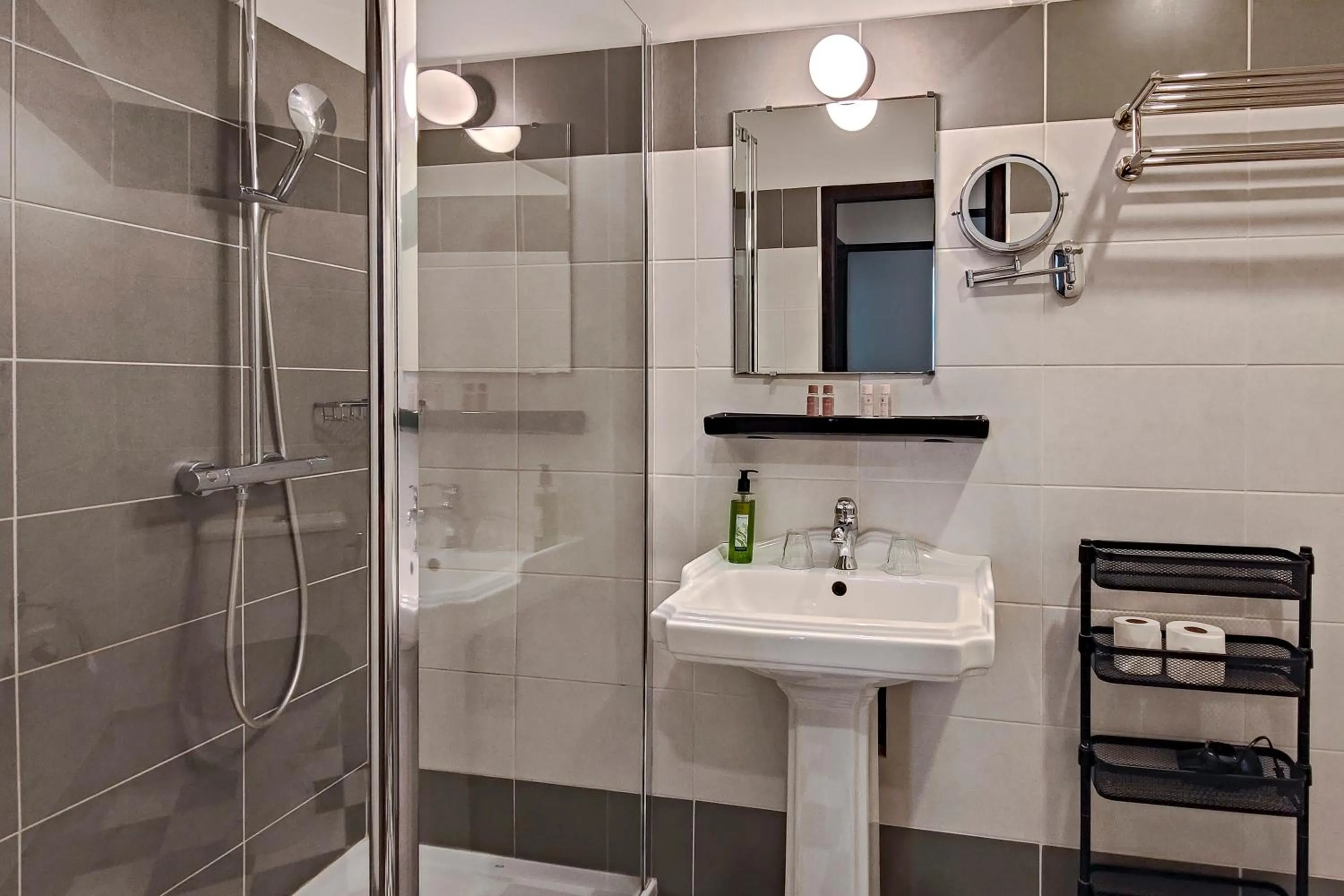 Bathroom in Hôtel de France, un hôtel AMMI