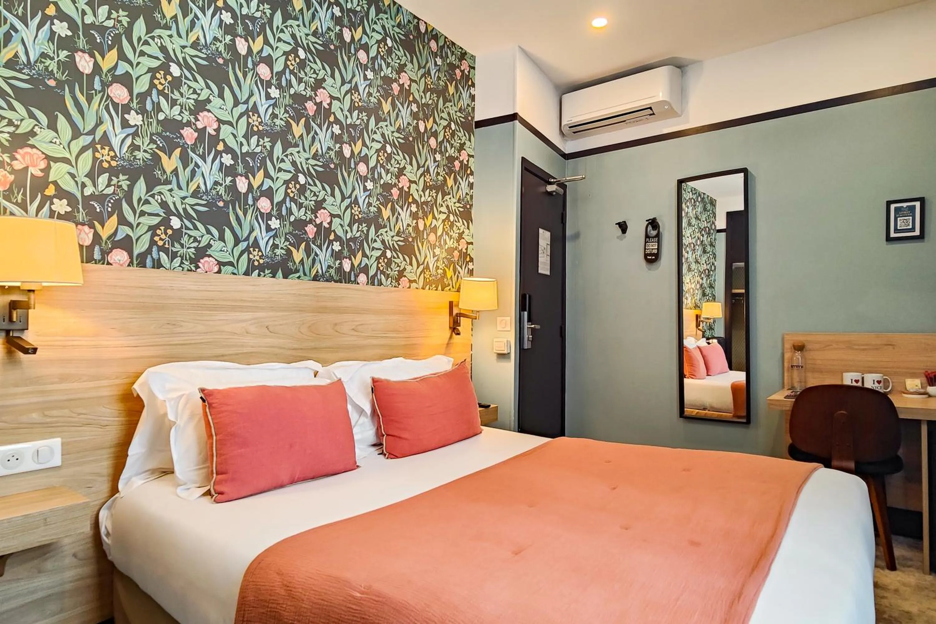 Bedroom, Bed in Hôtel de France, un hôtel AMMI