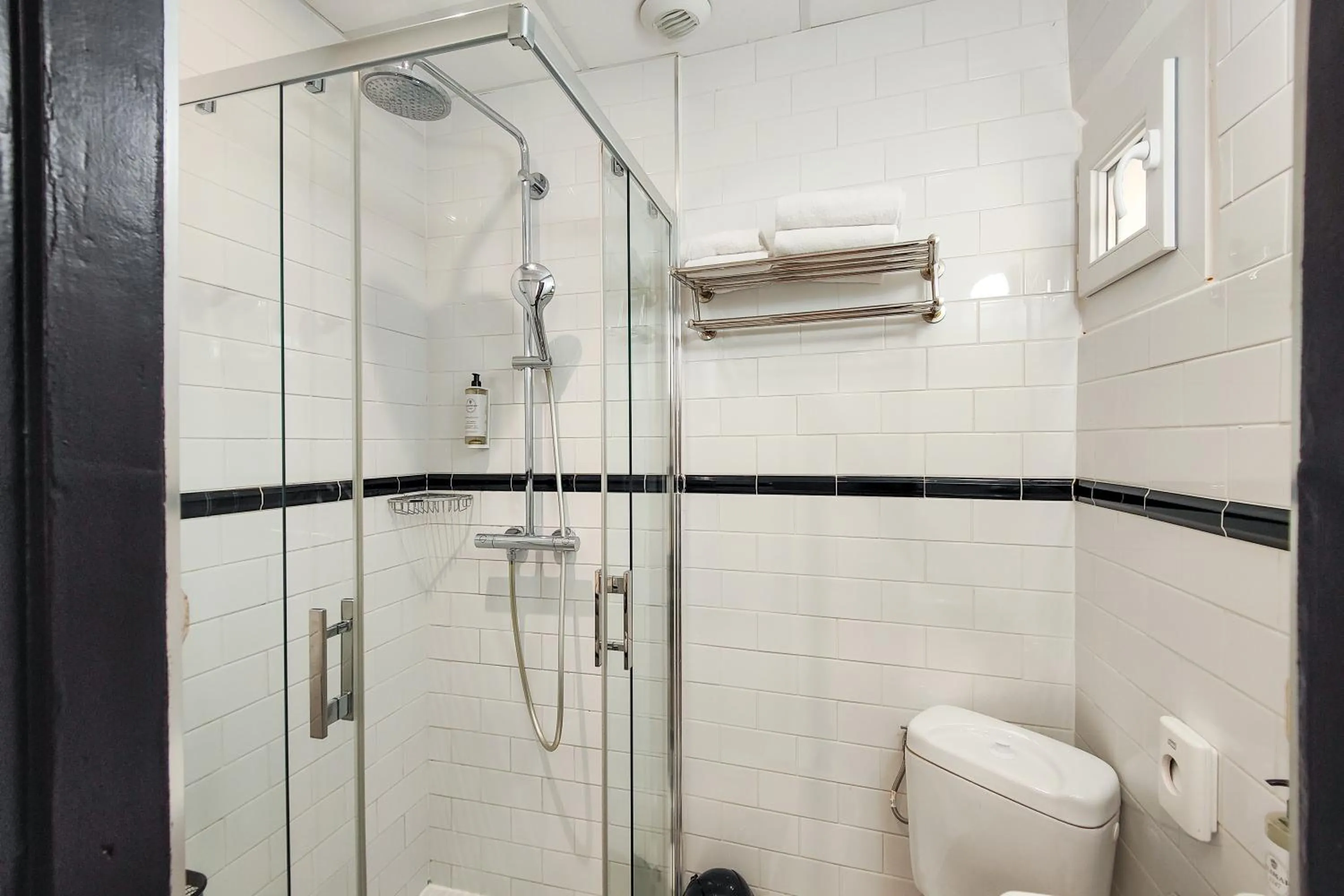 Bathroom in Hôtel de France, un hôtel AMMI