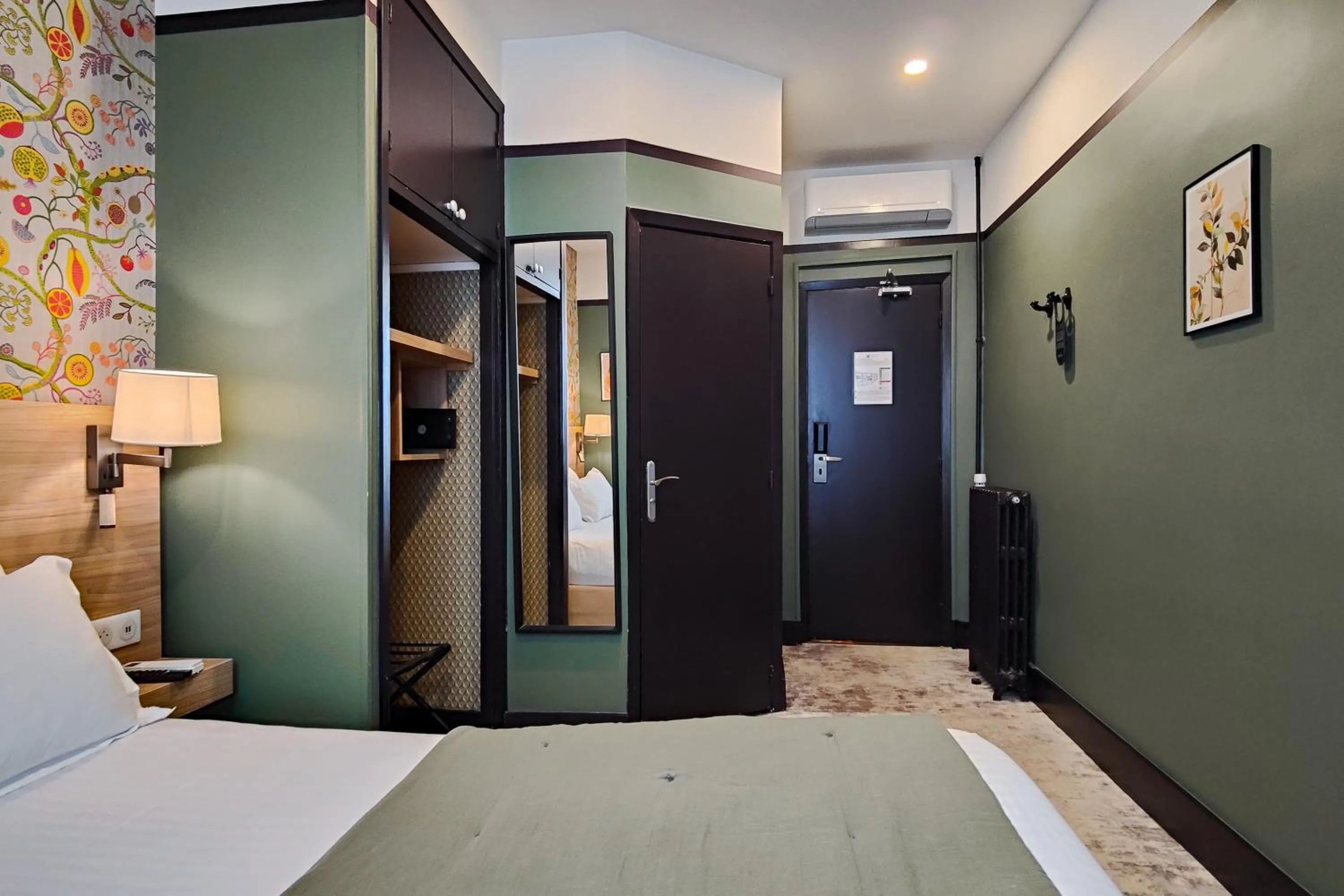 Photo of the whole room, Bed in Hôtel de France, un hôtel AMMI