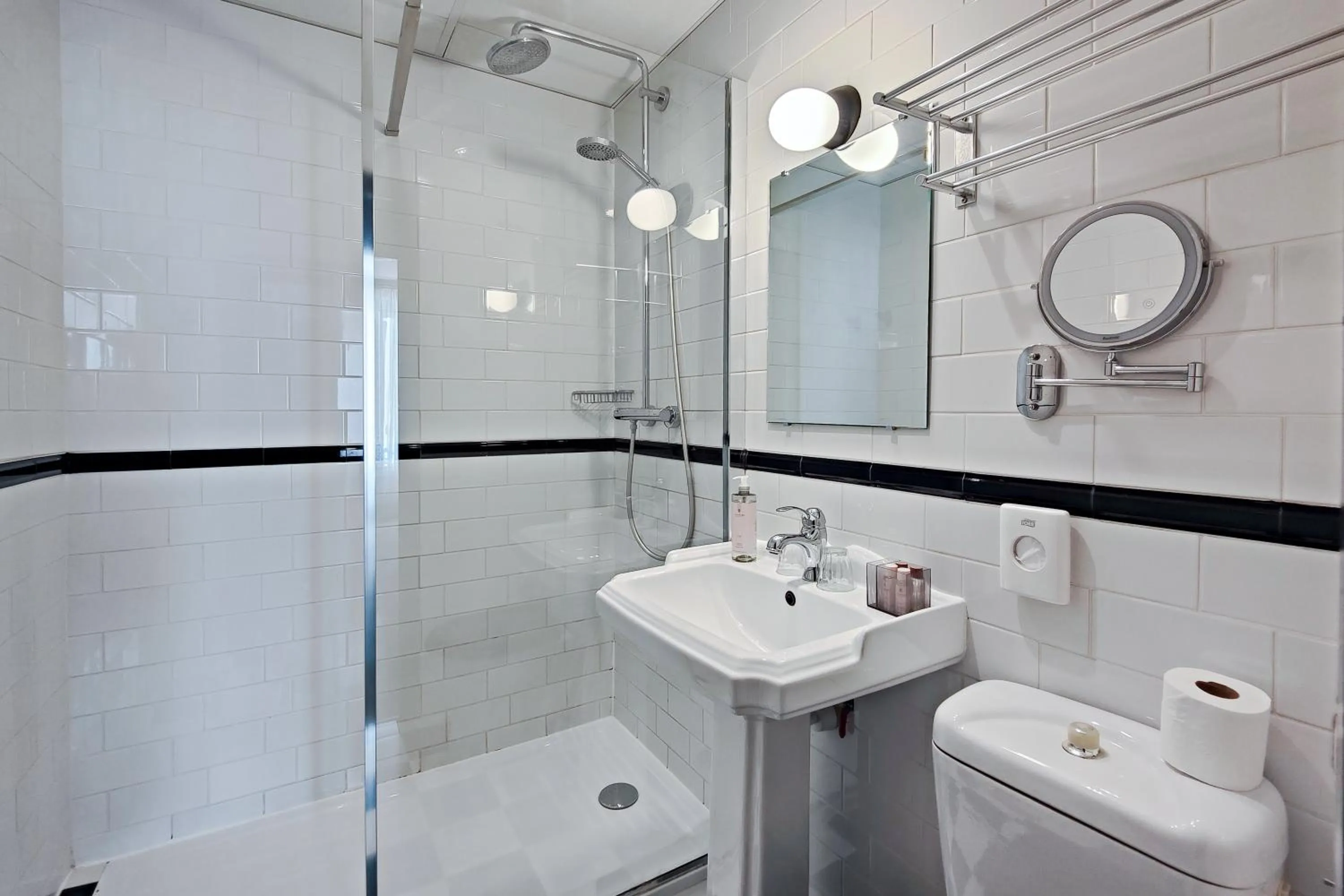 Bathroom in Hôtel de France, un hôtel AMMI