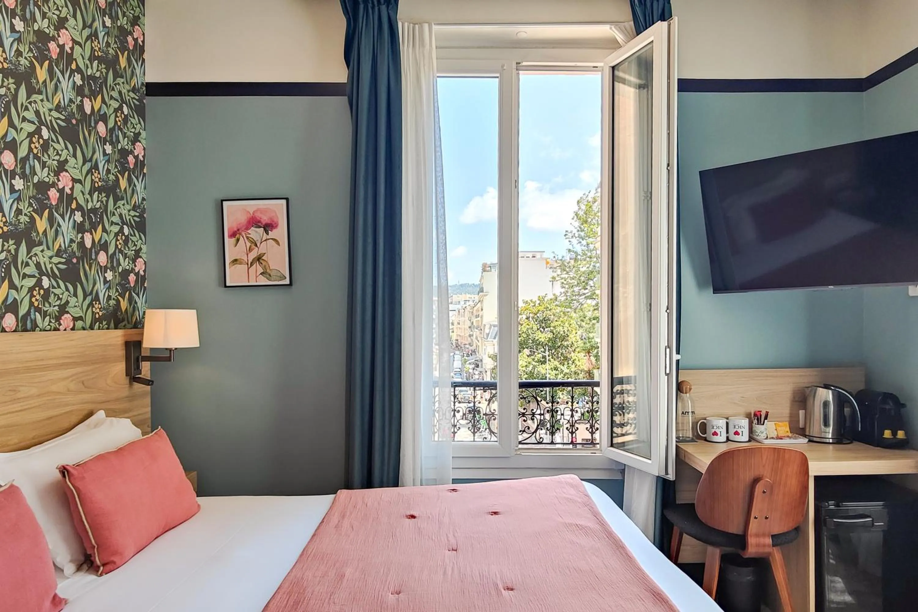 City view, Bed in Hôtel de France, un hôtel AMMI