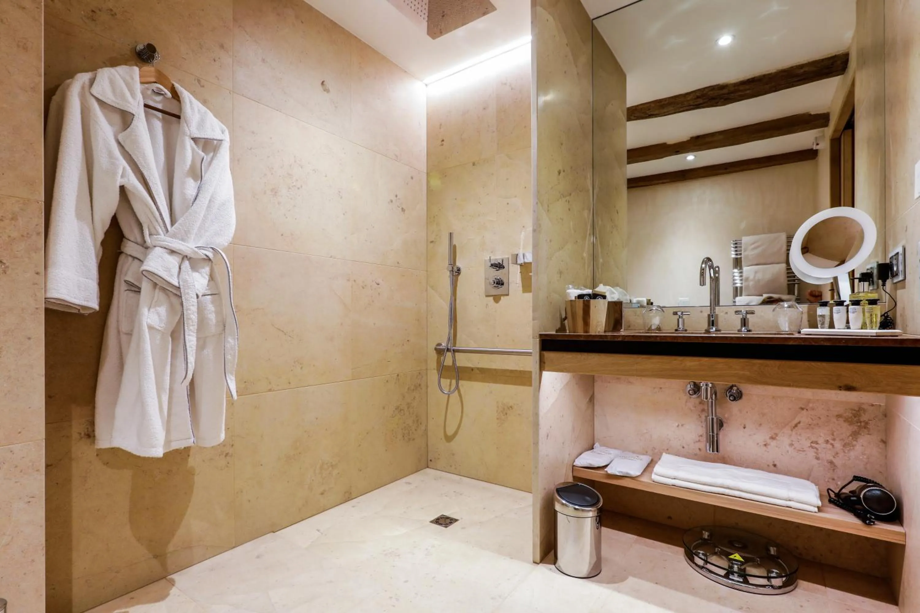 Shower in Auberge Saint Walfrid Hôtel Restaurant & Spa