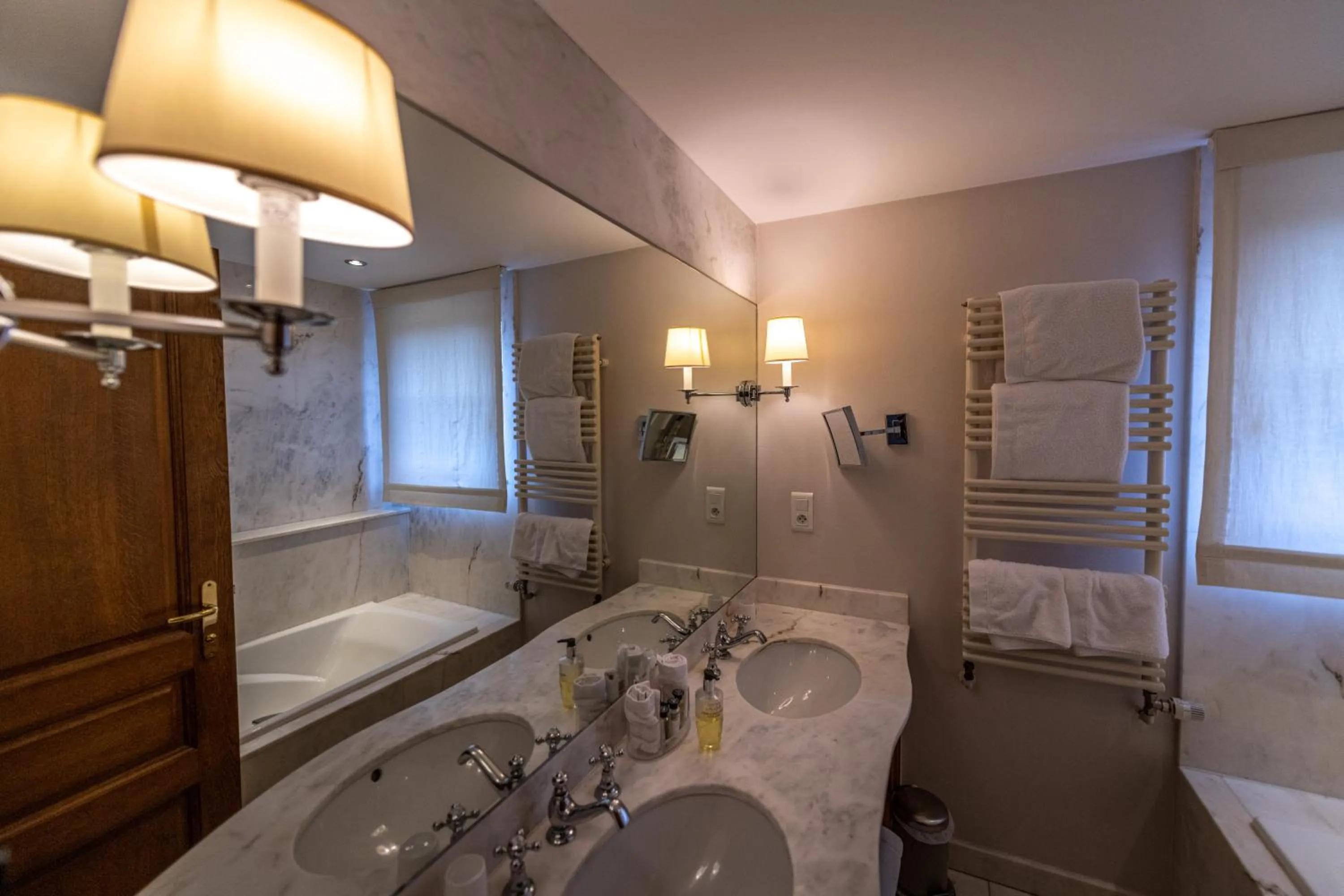 Bathroom, Bed in Auberge Saint Walfrid Hôtel Restaurant & Spa