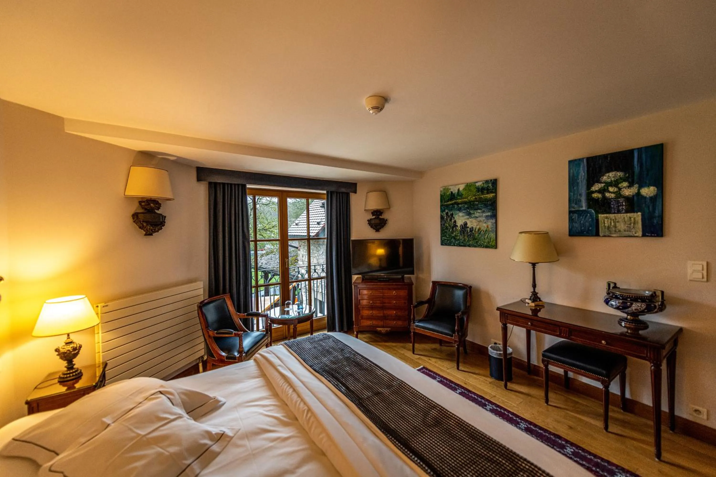 Photo of the whole room, Bed in Auberge Saint Walfrid Hôtel Restaurant & Spa