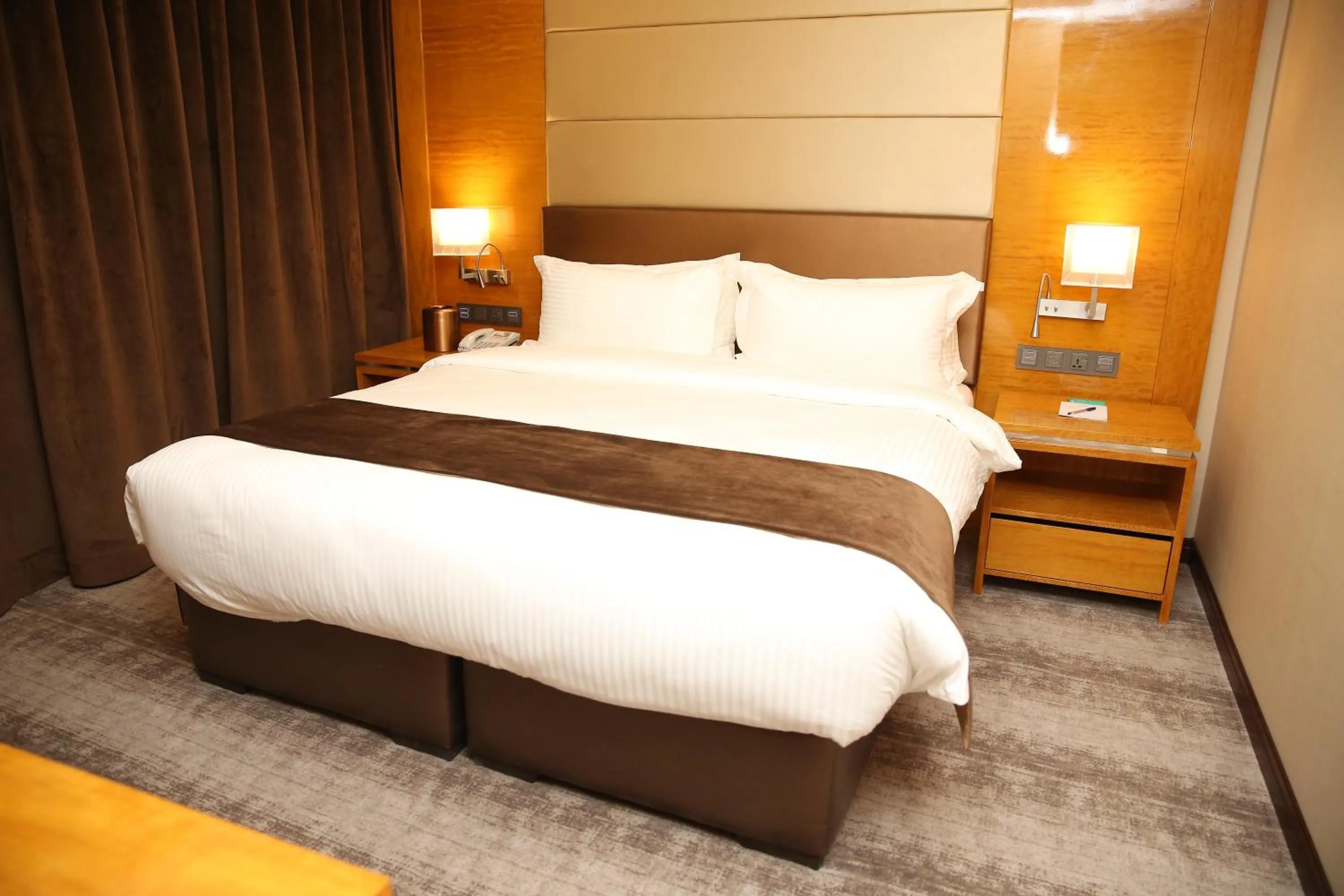 Bedroom, Bed in Gloria Hotel Amman