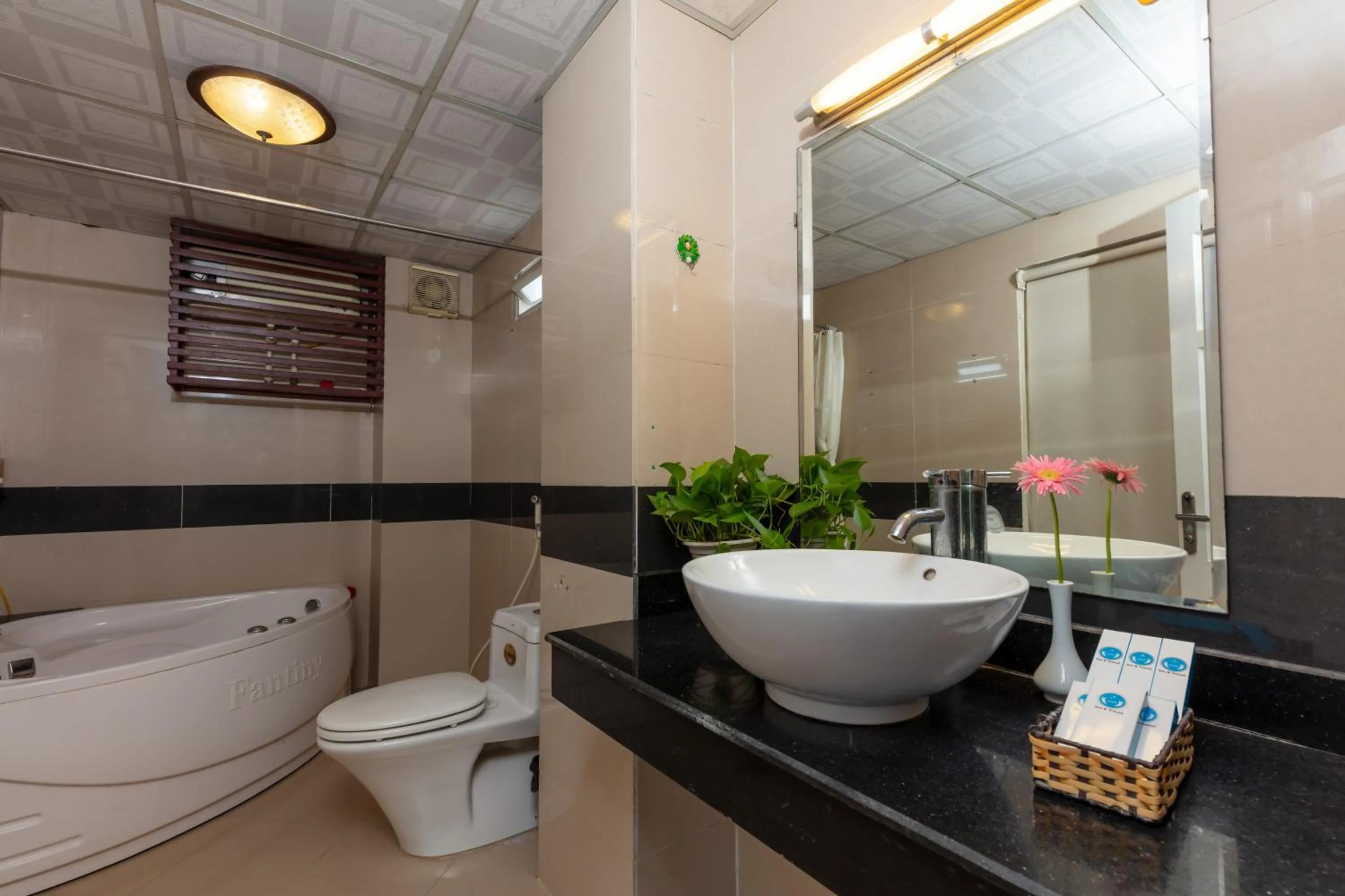 Toilet in Hanoi Amore Hotel & Travel