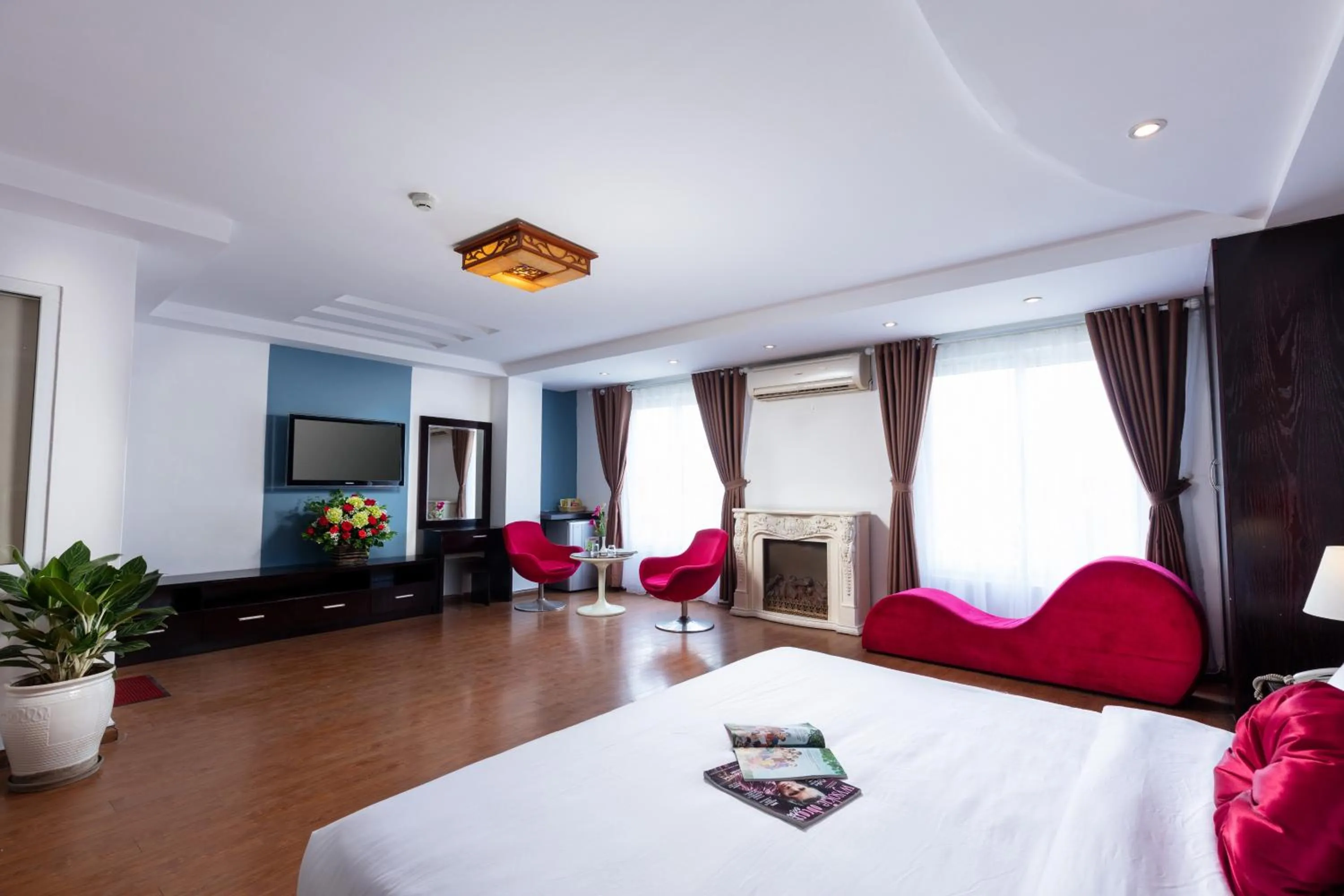 Communal lounge/ TV room, Bed in Hanoi Amore Hotel & Travel