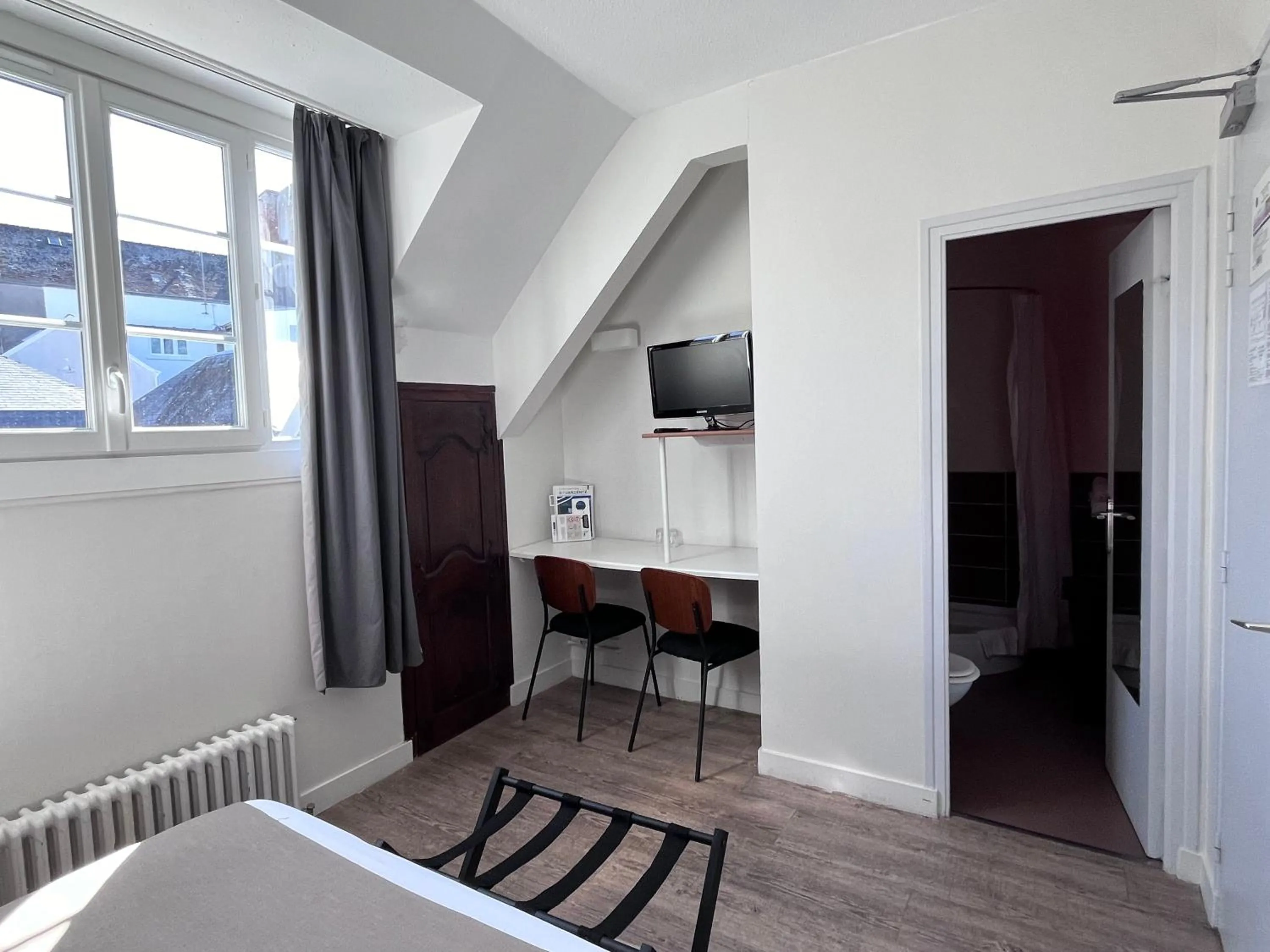 Bed in Hôtel De France - Restaurant L'insolite