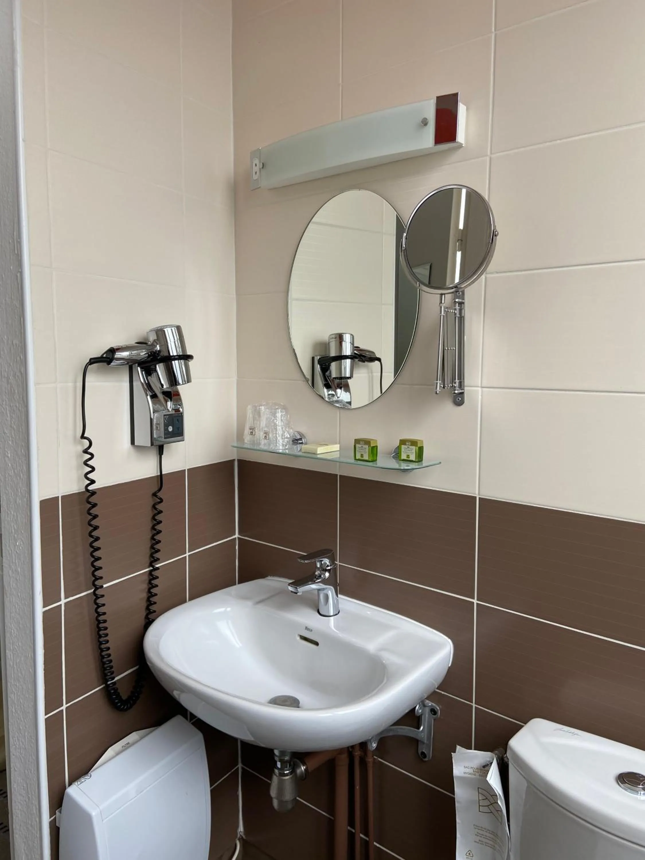 Bathroom in Hôtel De France - Restaurant L'insolite