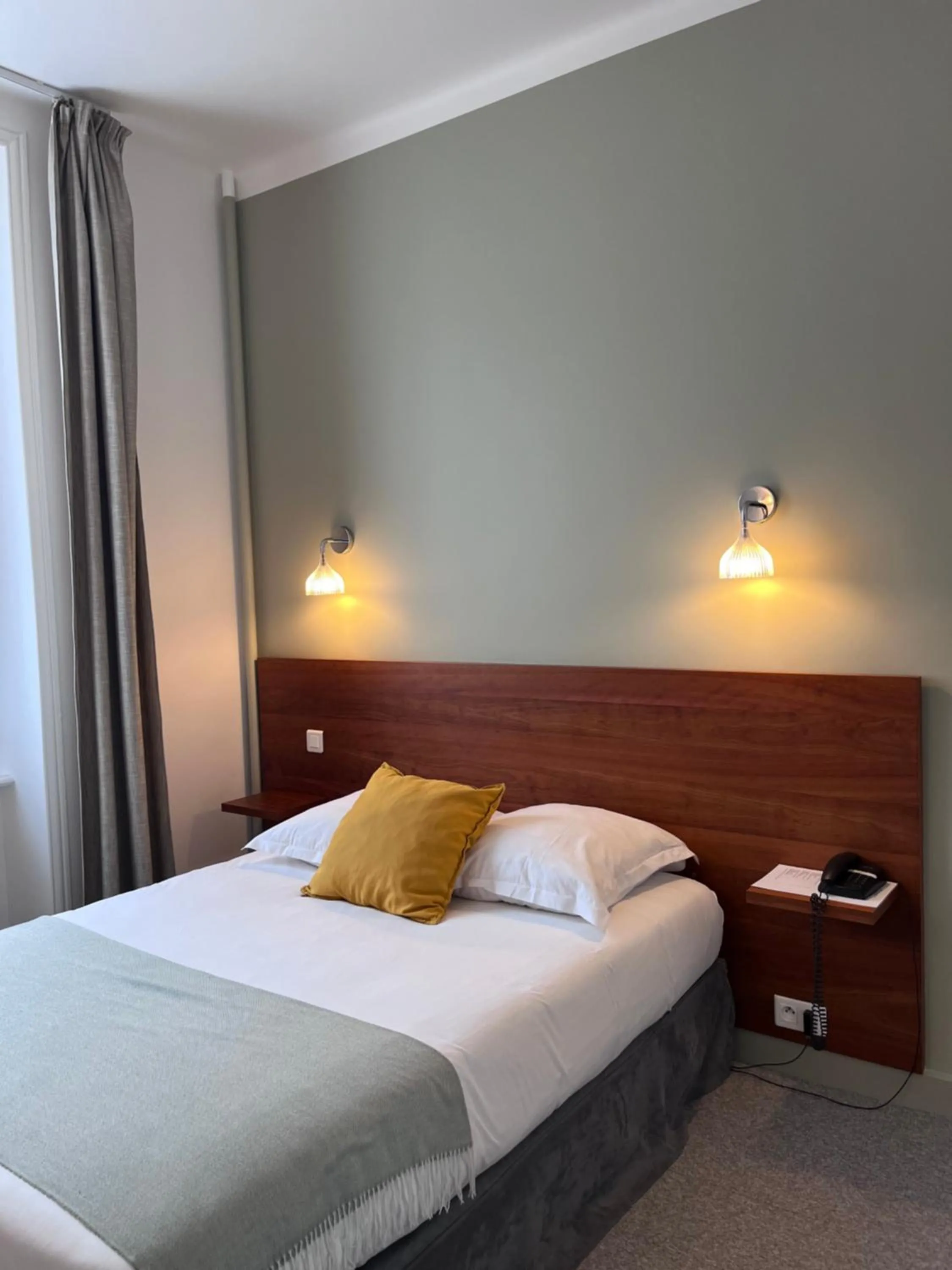 Property building, Bed in Hôtel De France - Restaurant L'insolite
