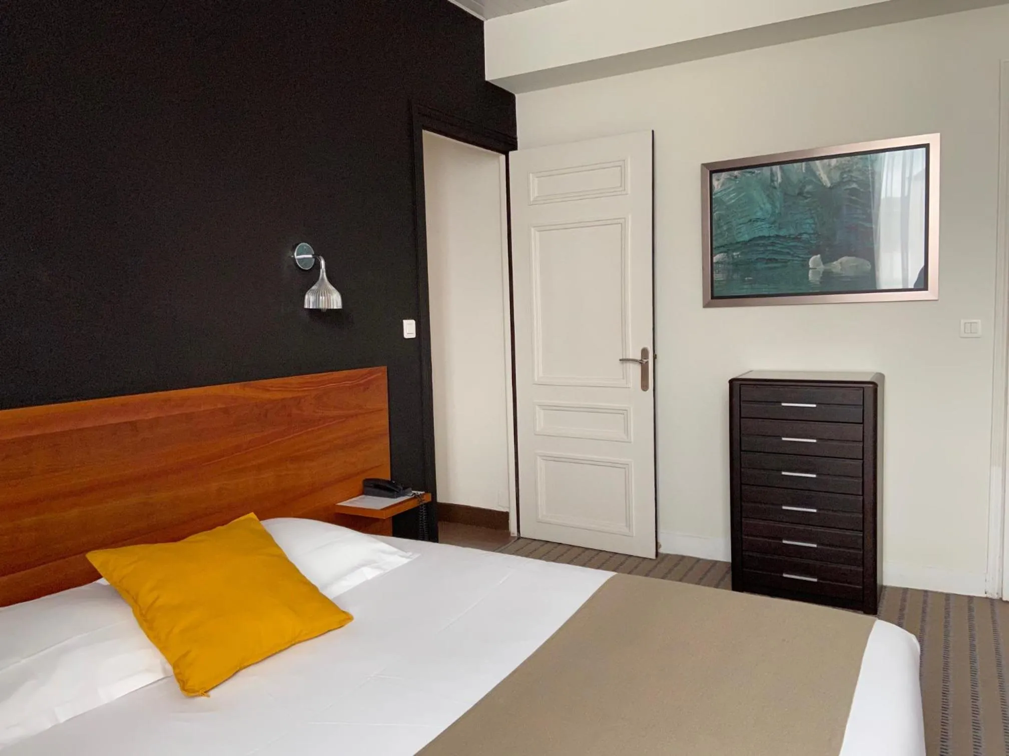 Coffee/tea facilities, Bed in Hôtel De France - Restaurant L'insolite