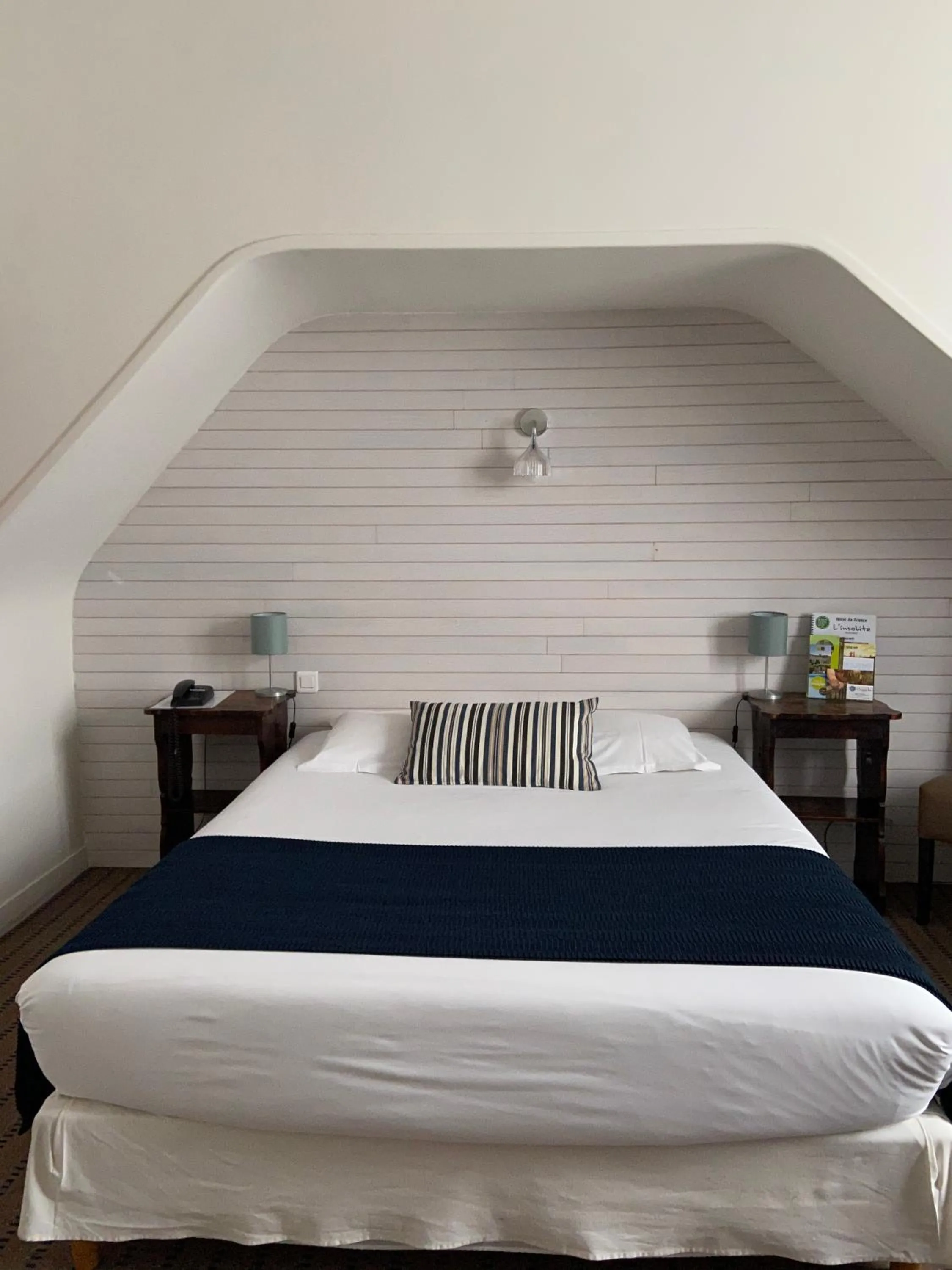Bed in Hôtel De France - Restaurant L'insolite