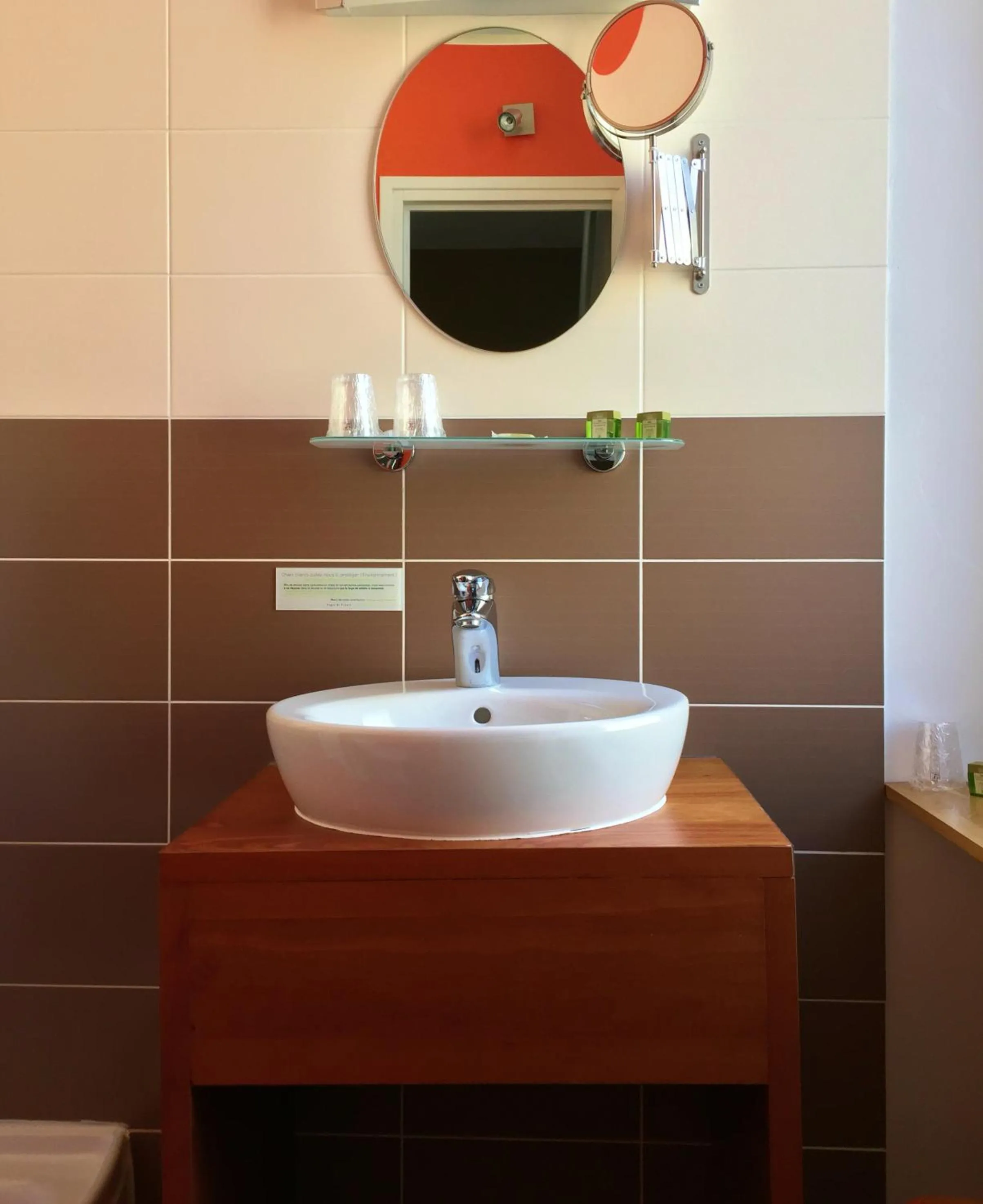 Bathroom in Hôtel De France - Restaurant L'insolite