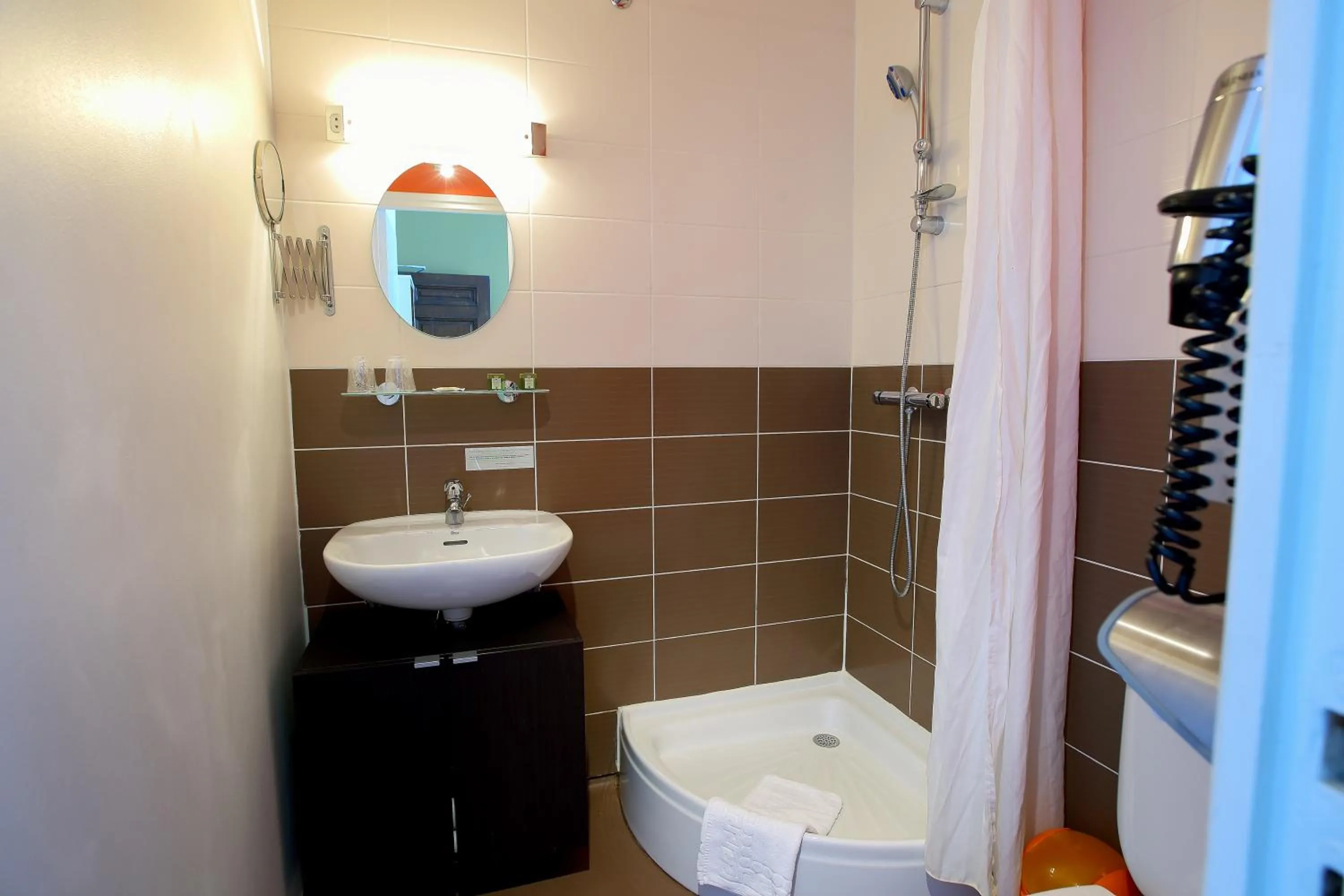 Bathroom in Hôtel De France - Restaurant L'insolite