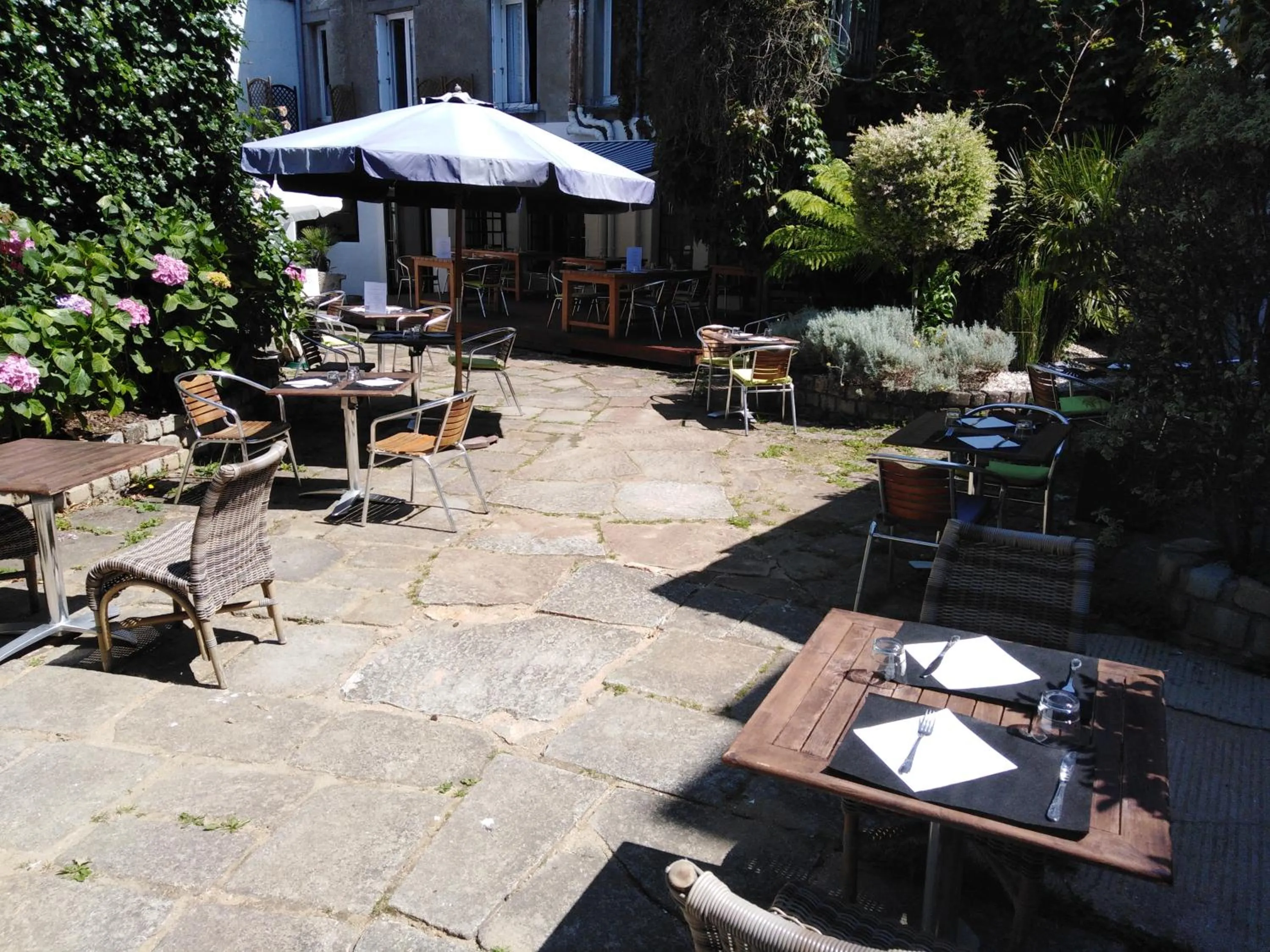 Restaurant/places to eat in Hôtel De France - Restaurant L'insolite