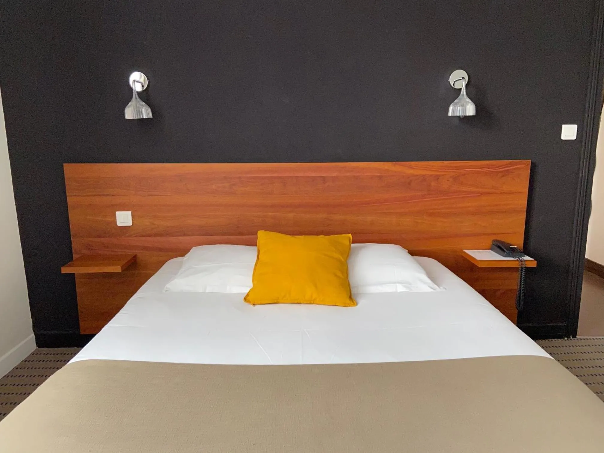 Bed in Hôtel De France - Restaurant L'insolite