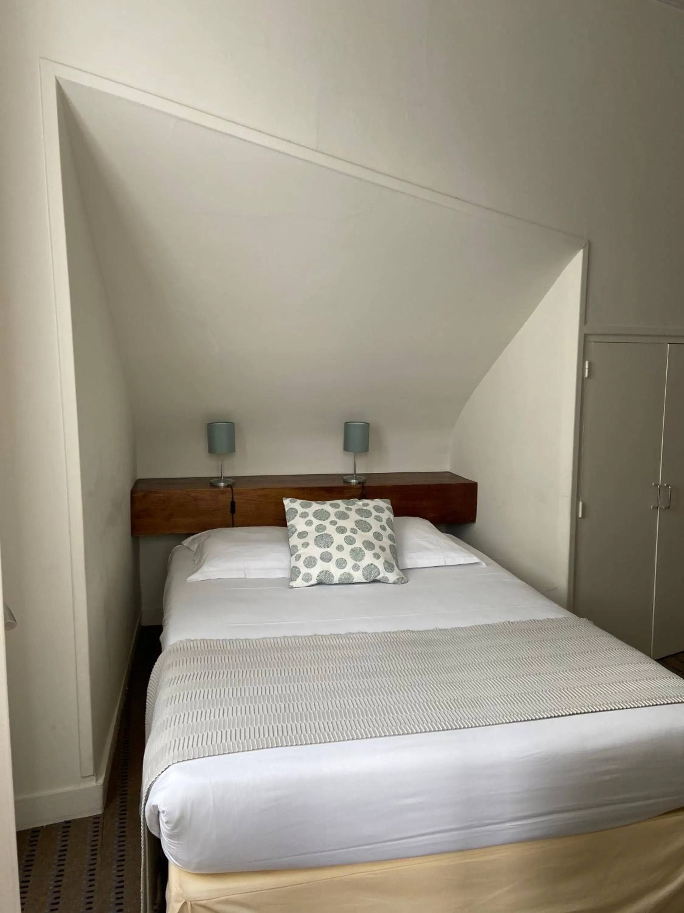 Bed in Hôtel De France - Restaurant L'insolite