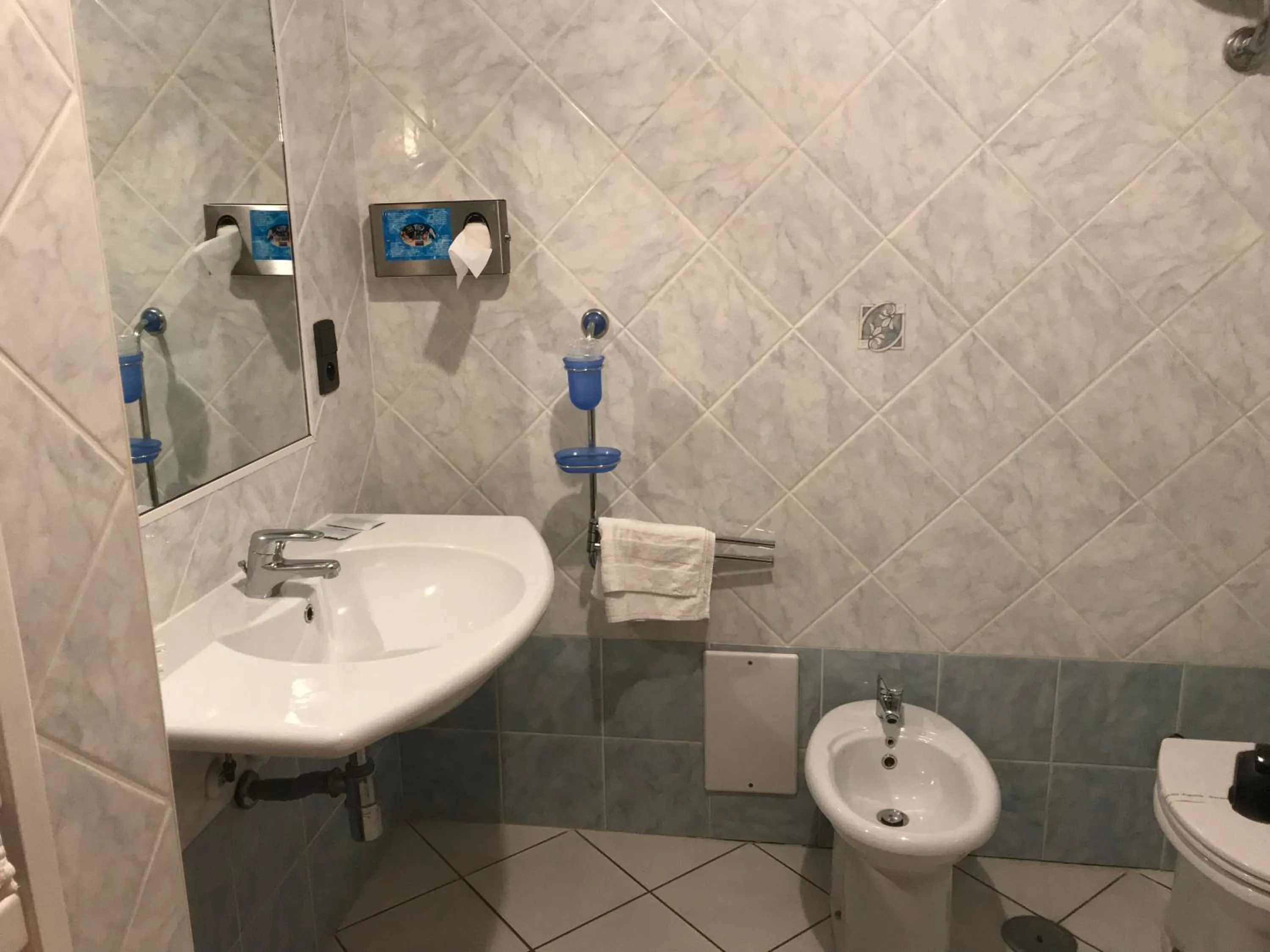 Bathroom in Hôtel Vesuvio