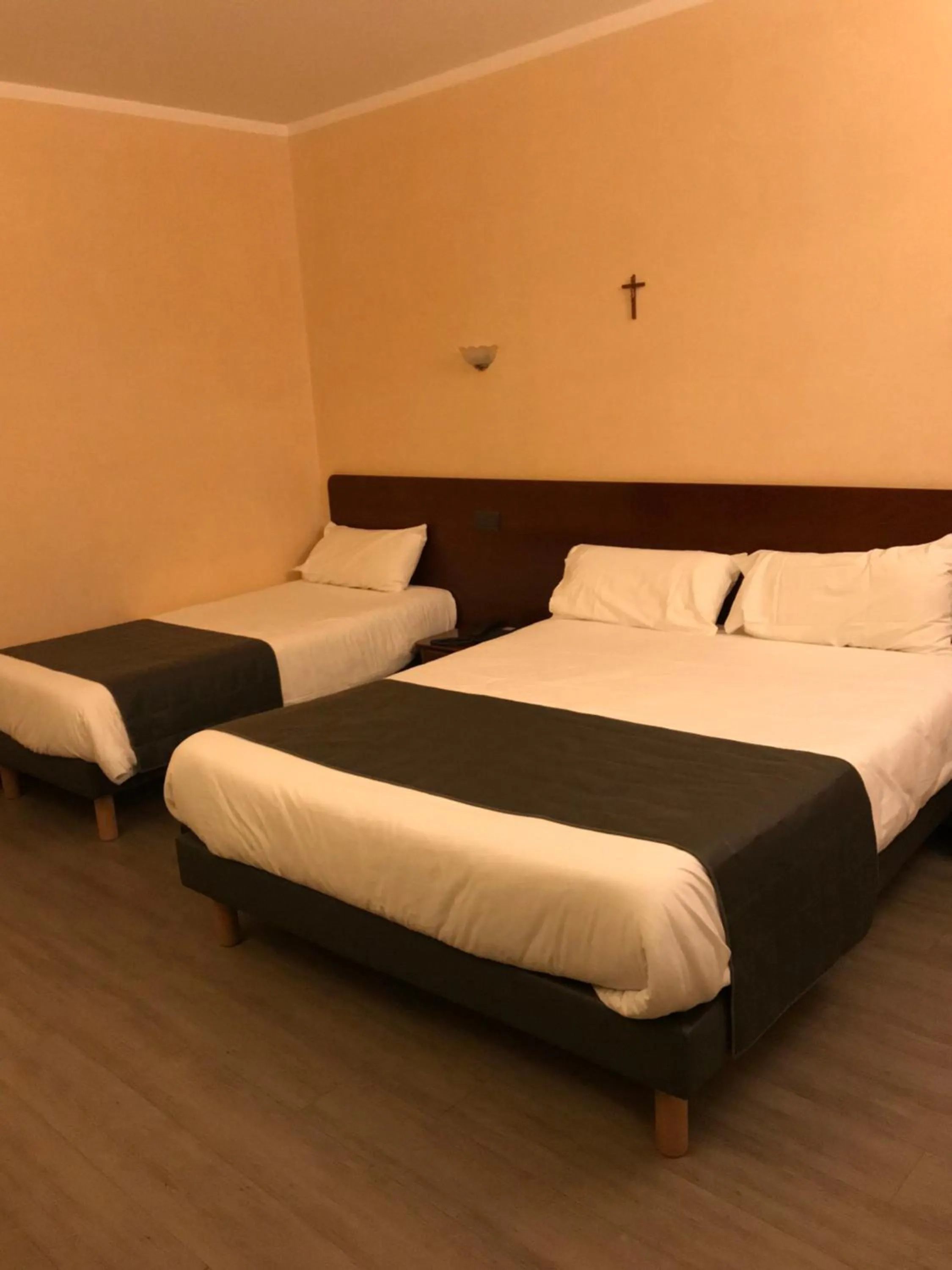 Bedroom, Bed in Hôtel Vesuvio