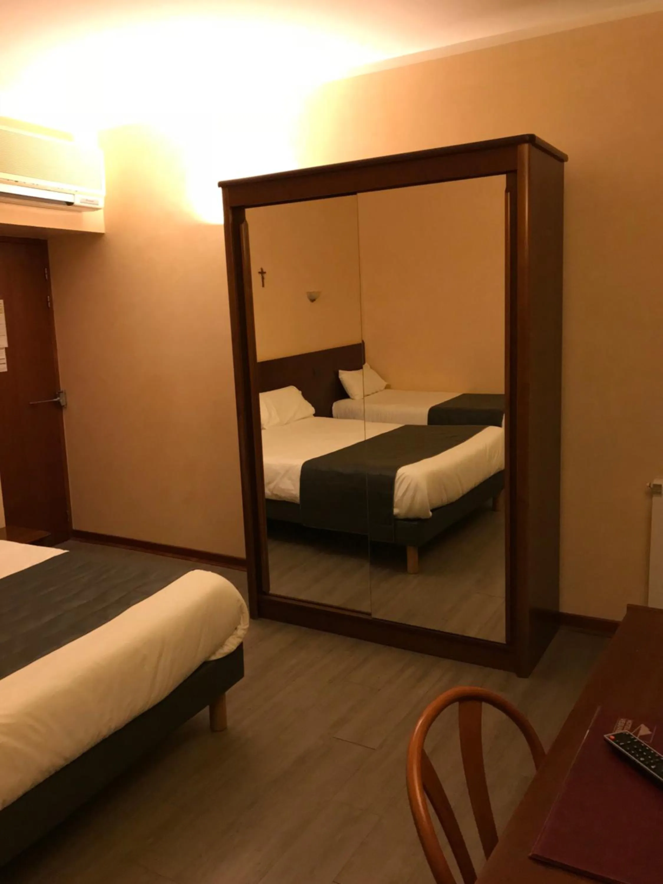 Bedroom, Bed in Hôtel Vesuvio