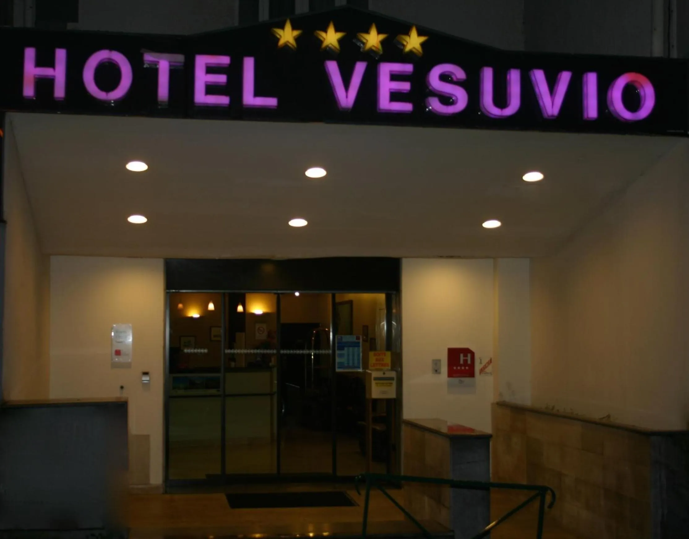 Facade/entrance in Hôtel Vesuvio