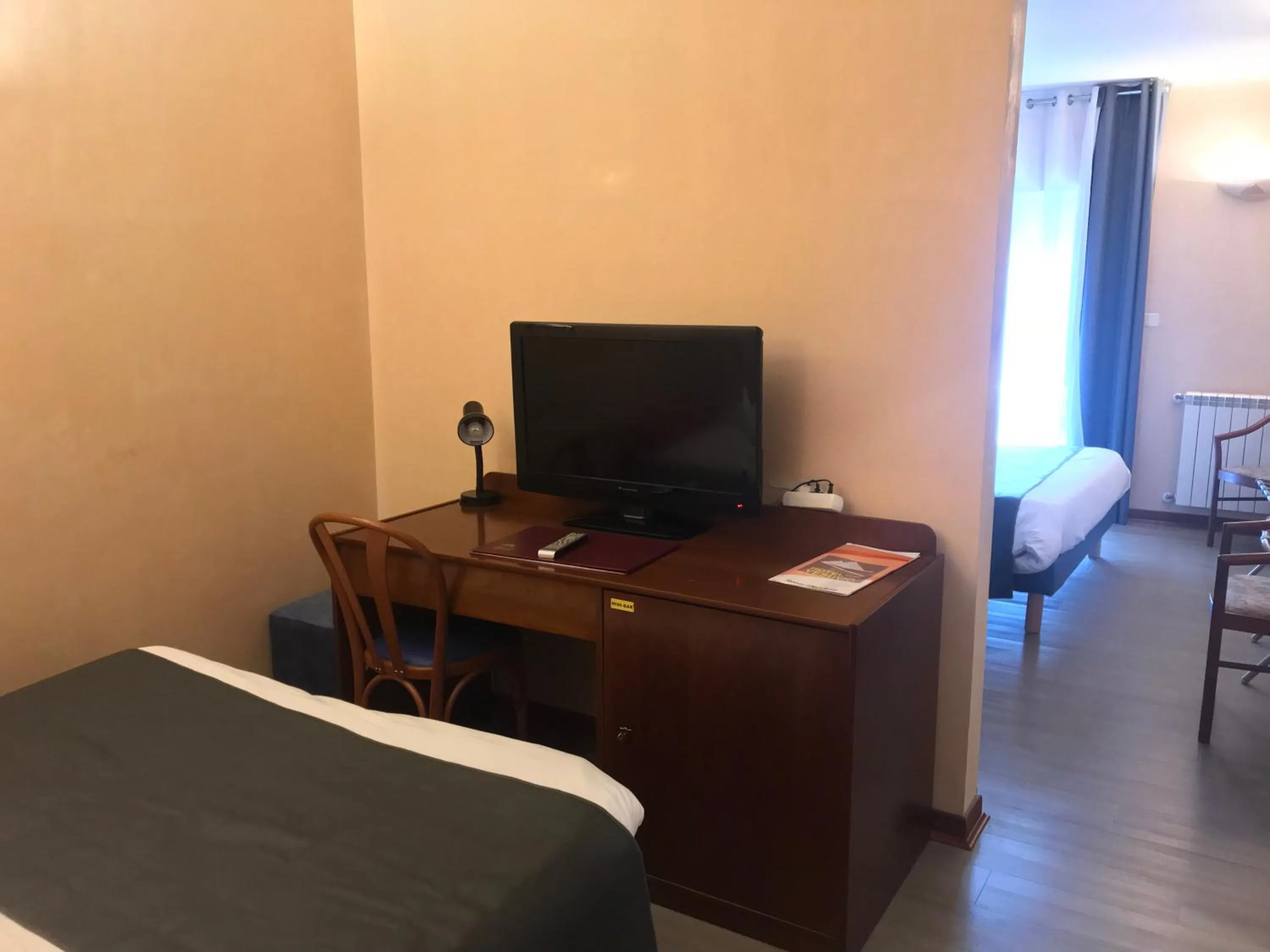 TV and multimedia, Bed in Hôtel Vesuvio