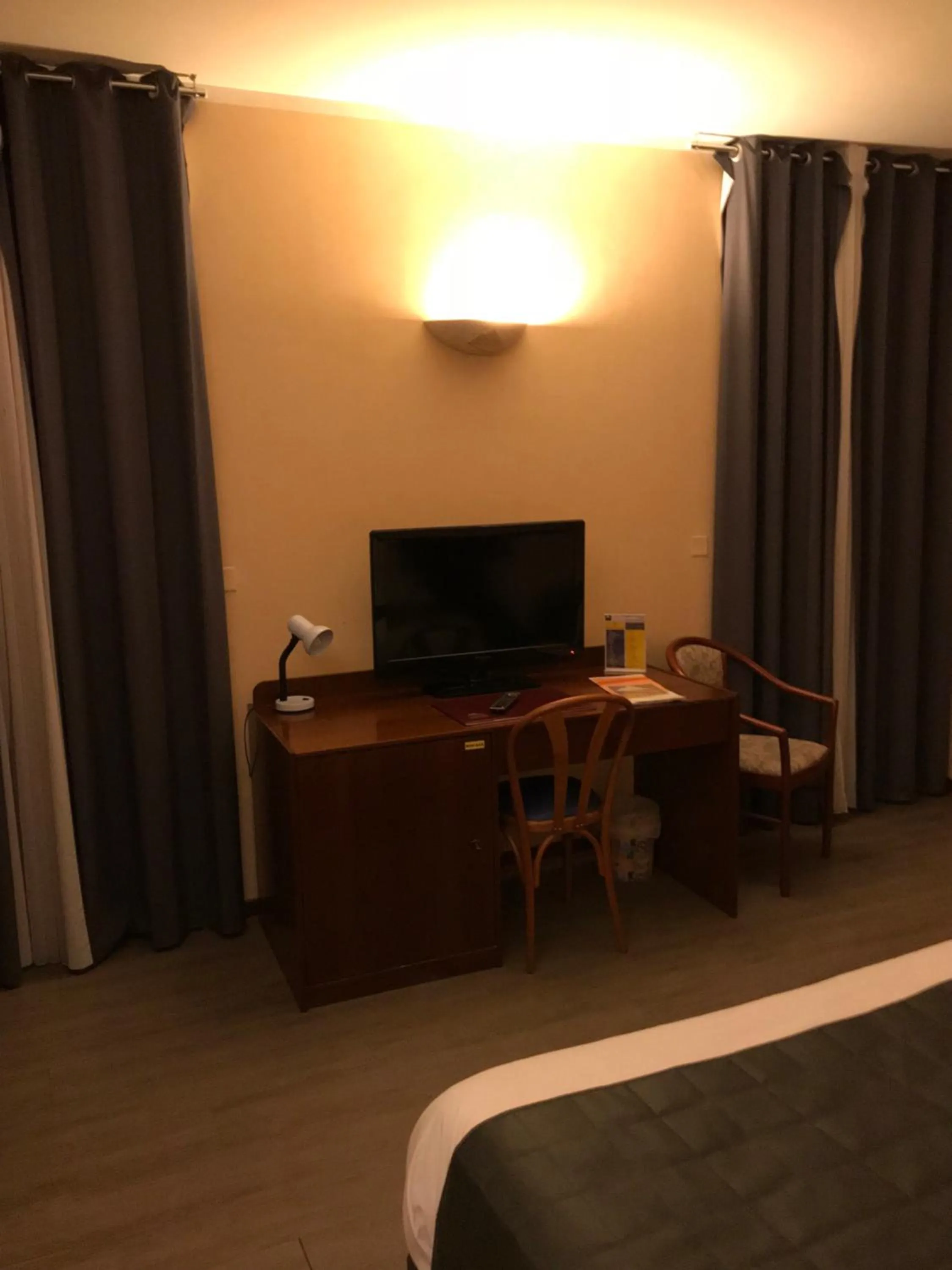 TV and multimedia, Bed in Hôtel Vesuvio