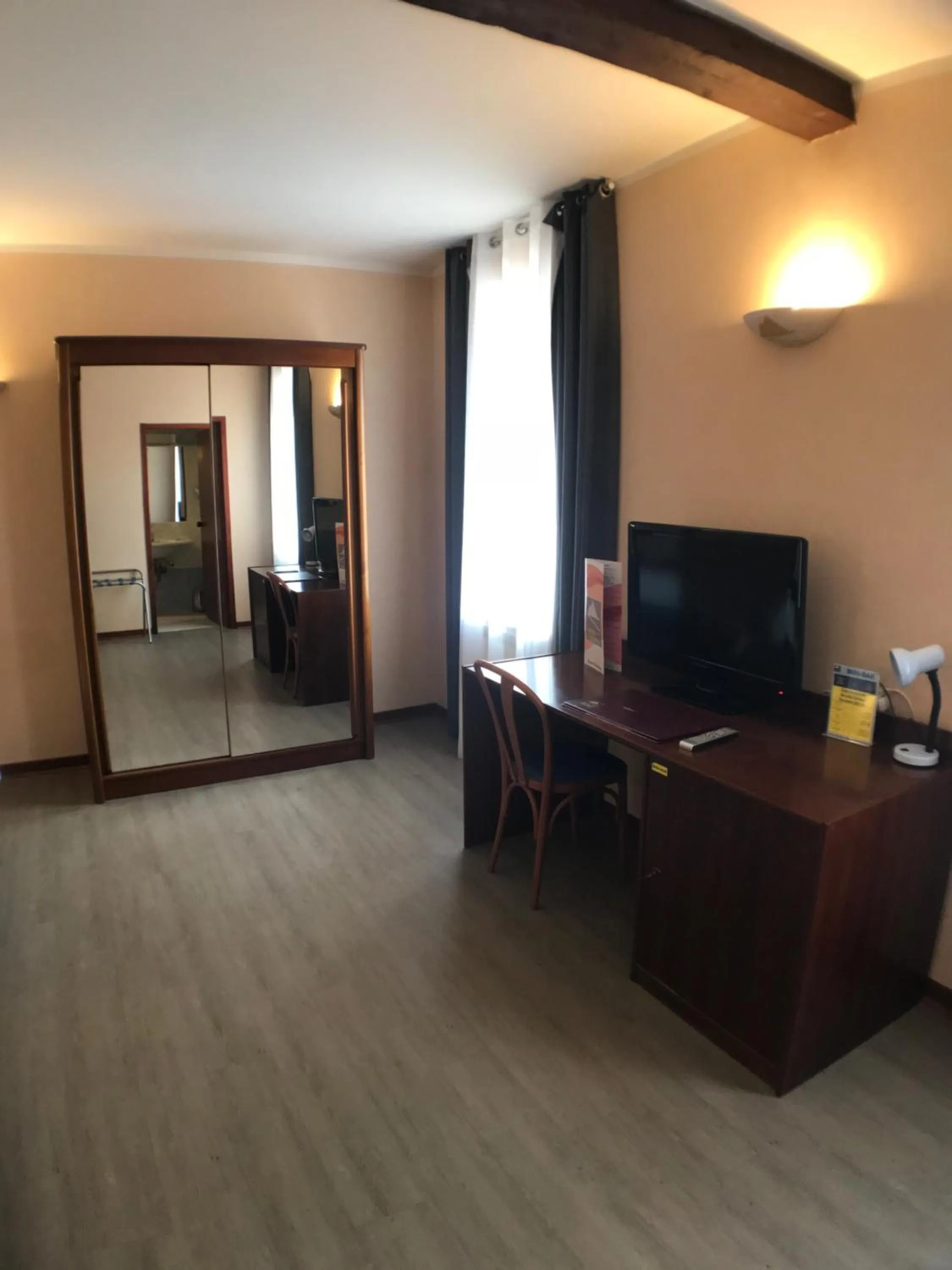 TV and multimedia in Hôtel Vesuvio