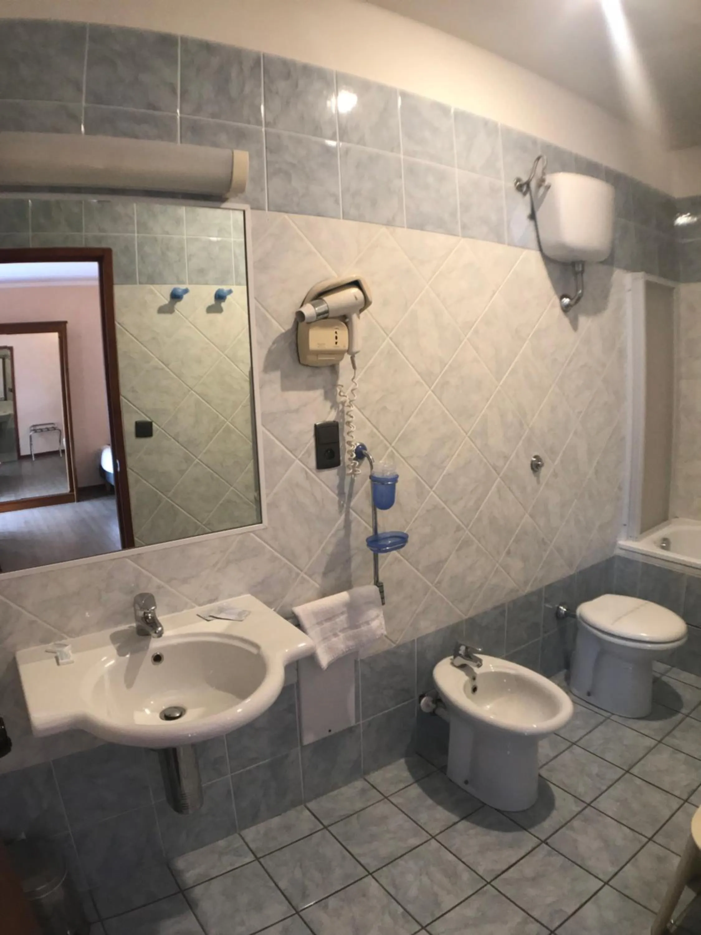 Bathroom in Hôtel Vesuvio