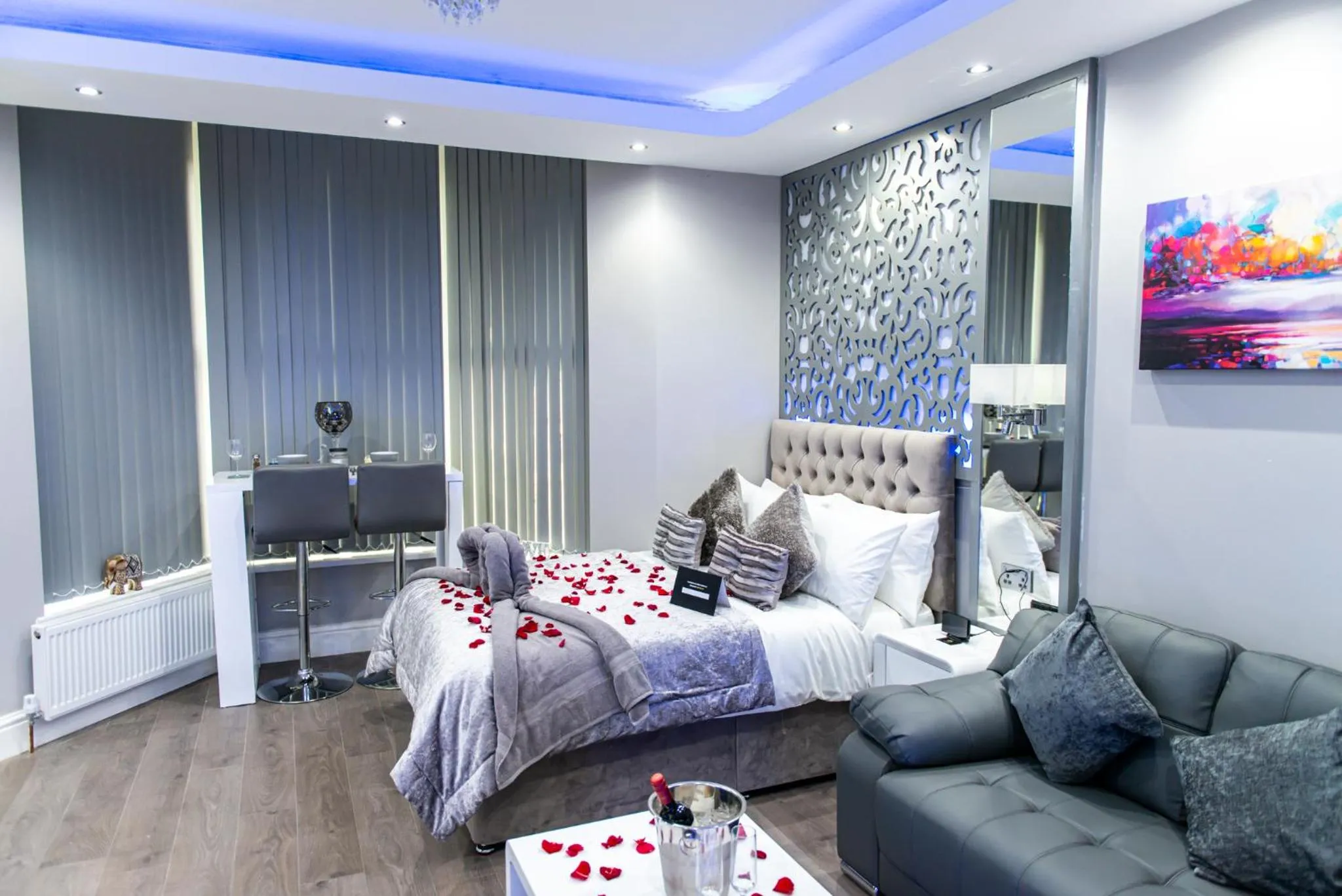 Living room, Bed in Aphrodite Suites