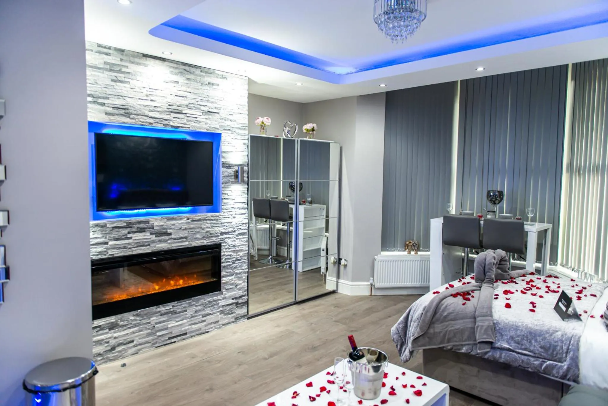 Living room, Bed in Aphrodite Suites