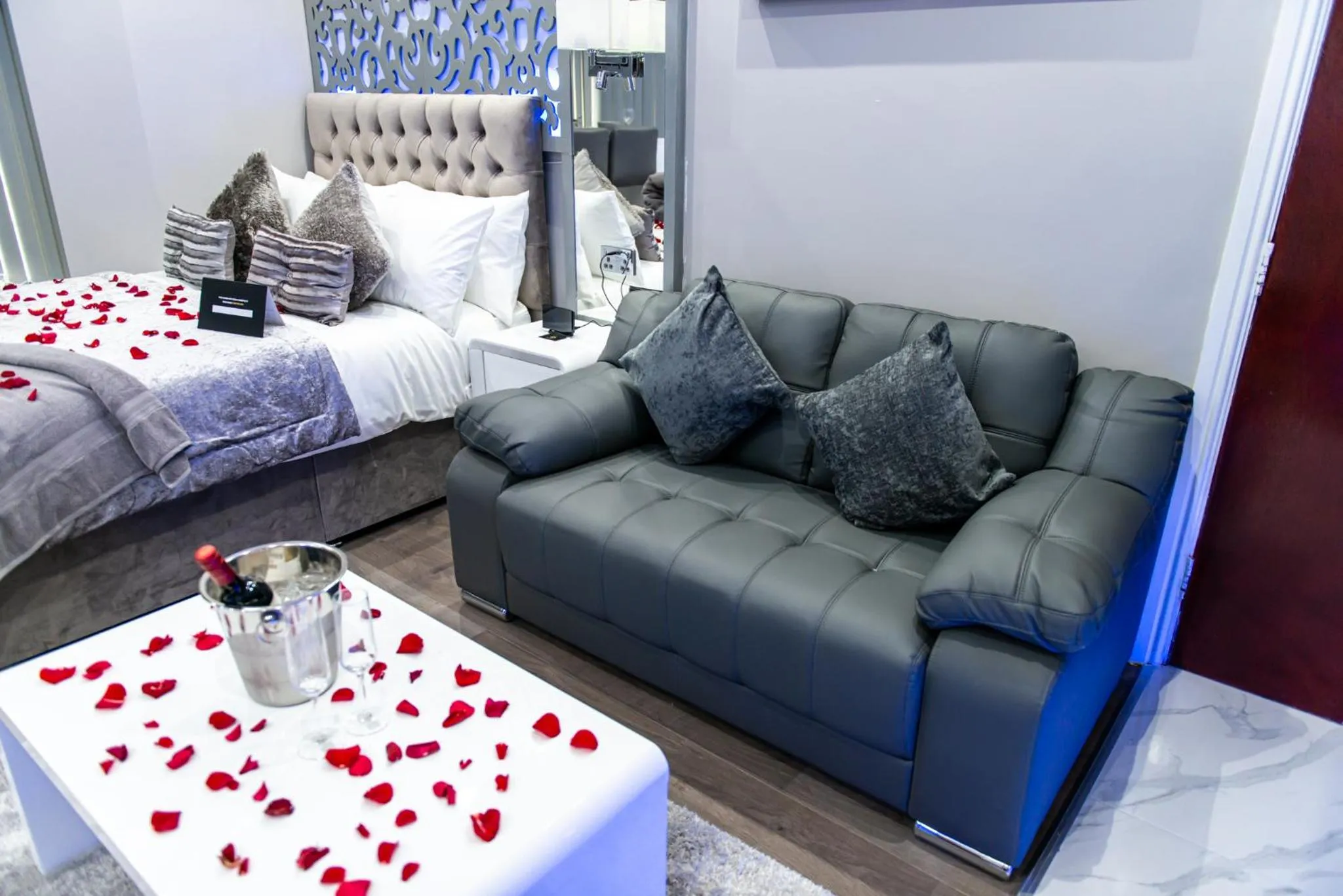 Living room, Bed in Aphrodite Suites