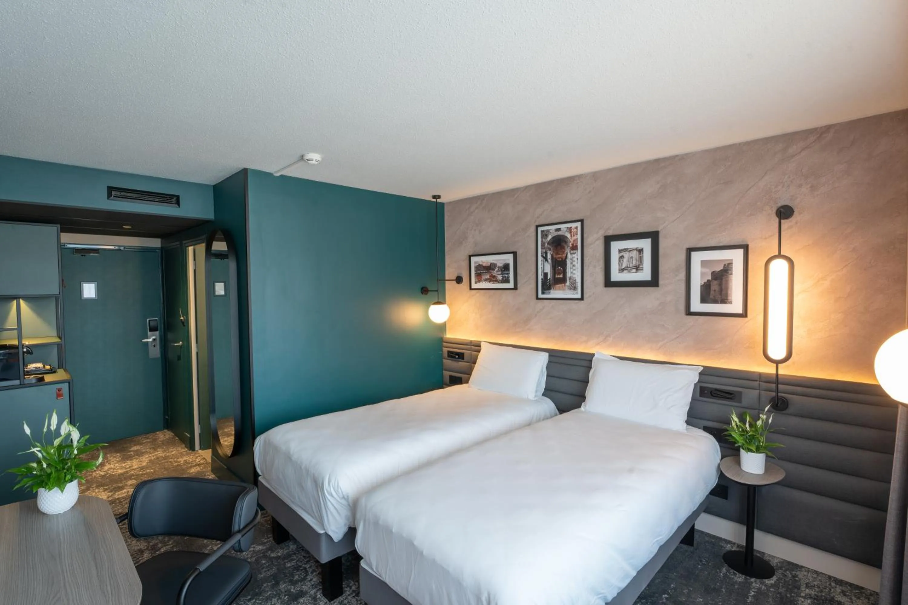 Bed in Hotel Mercure Angers Lac De Maine