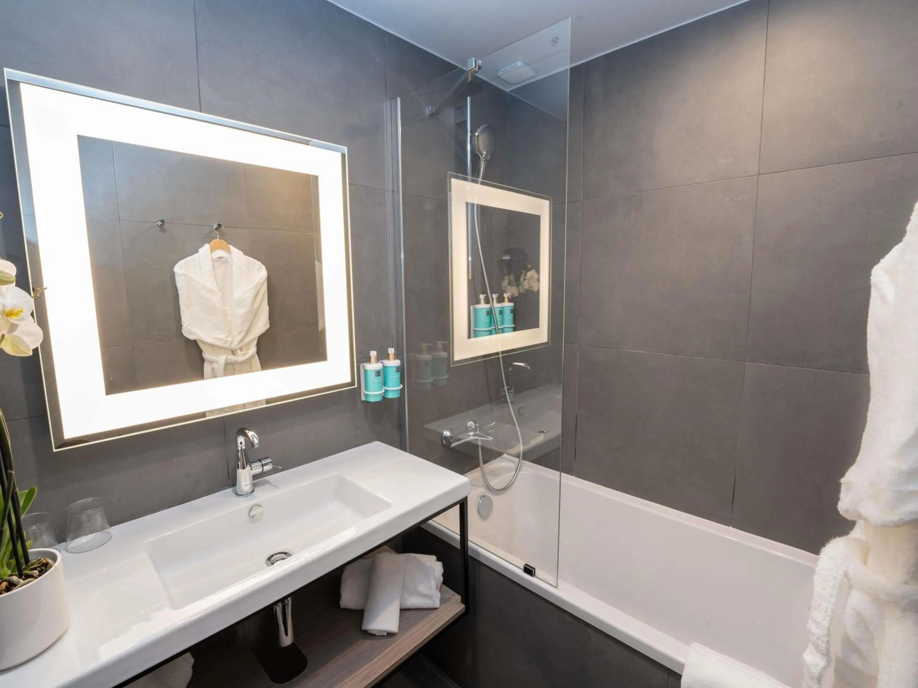 Bedroom in Novotel Angers Lac de Maine