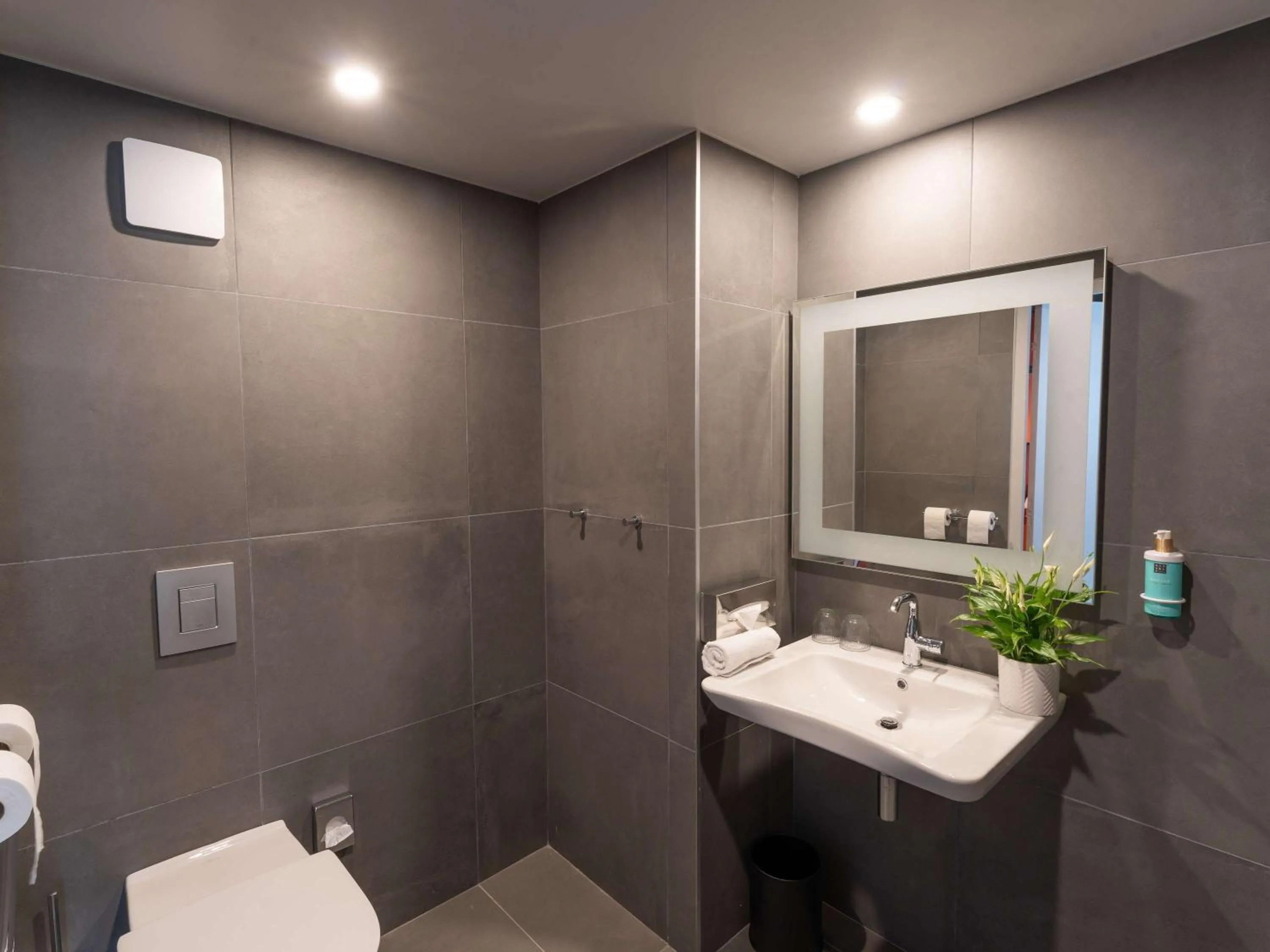 Bedroom in Hotel Mercure Angers Lac De Maine