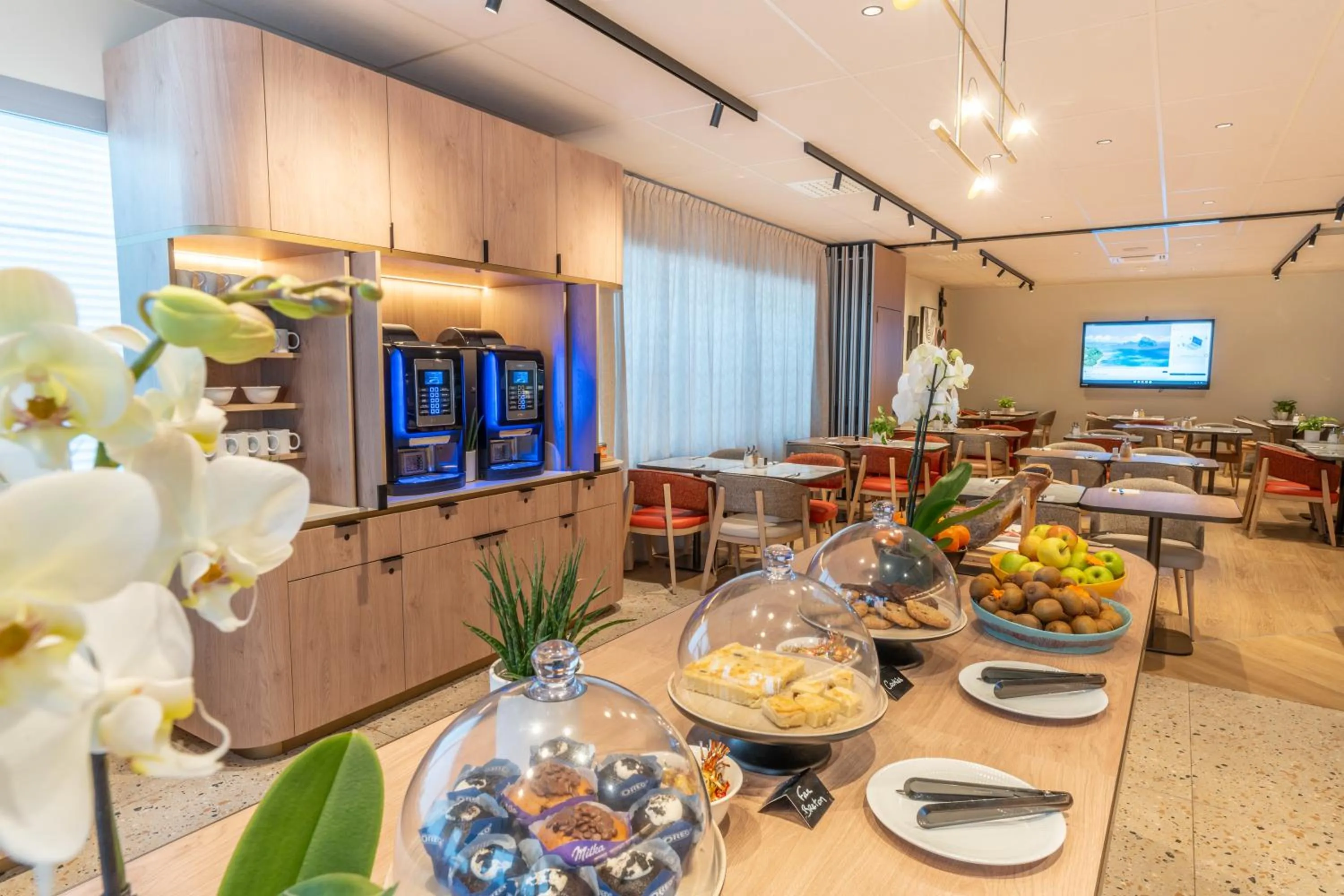 Breakfast in Hotel Mercure Angers Lac De Maine