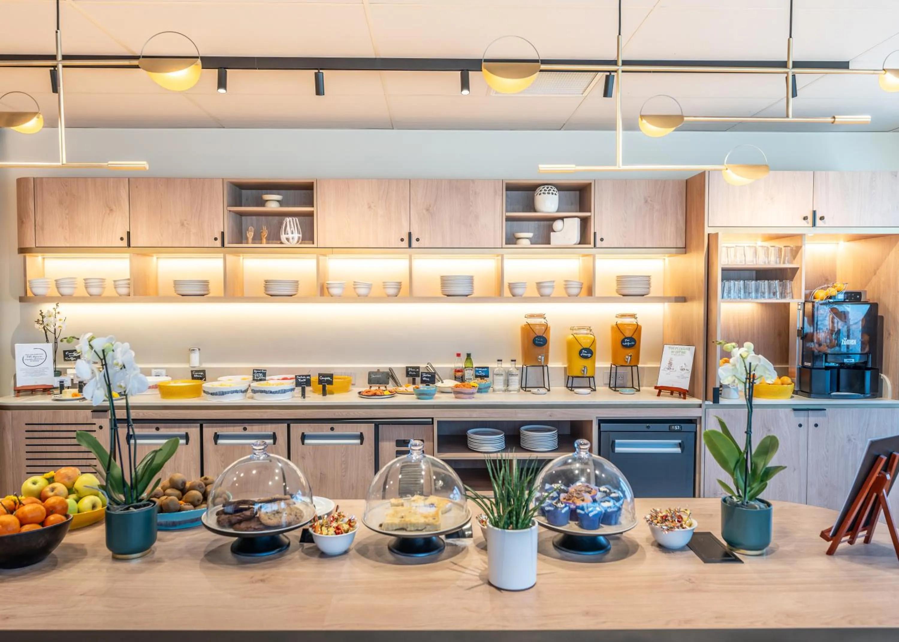 Food and drinks in Hotel Mercure Angers Lac De Maine