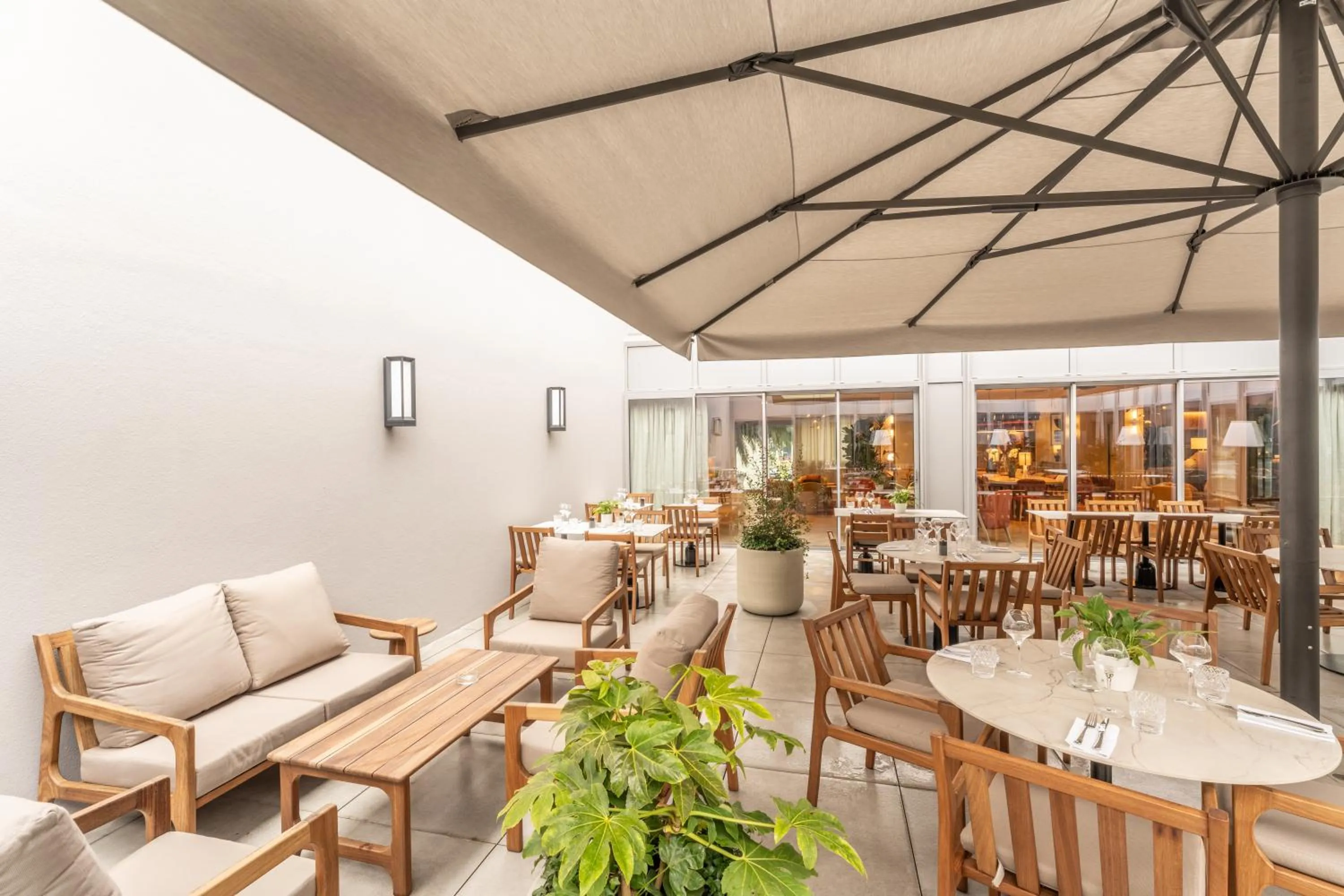 Patio in Hotel Mercure Angers Lac De Maine