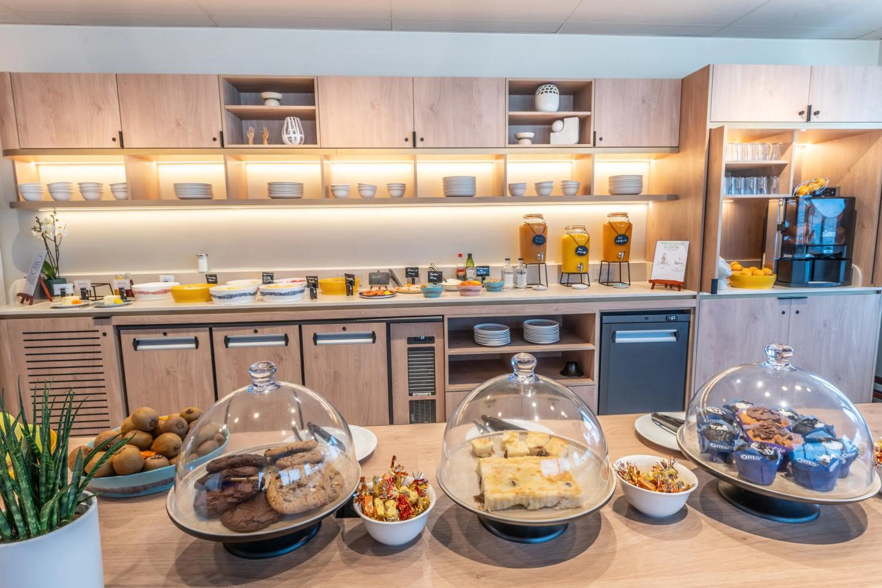 Food and drinks in Hotel Mercure Angers Lac De Maine